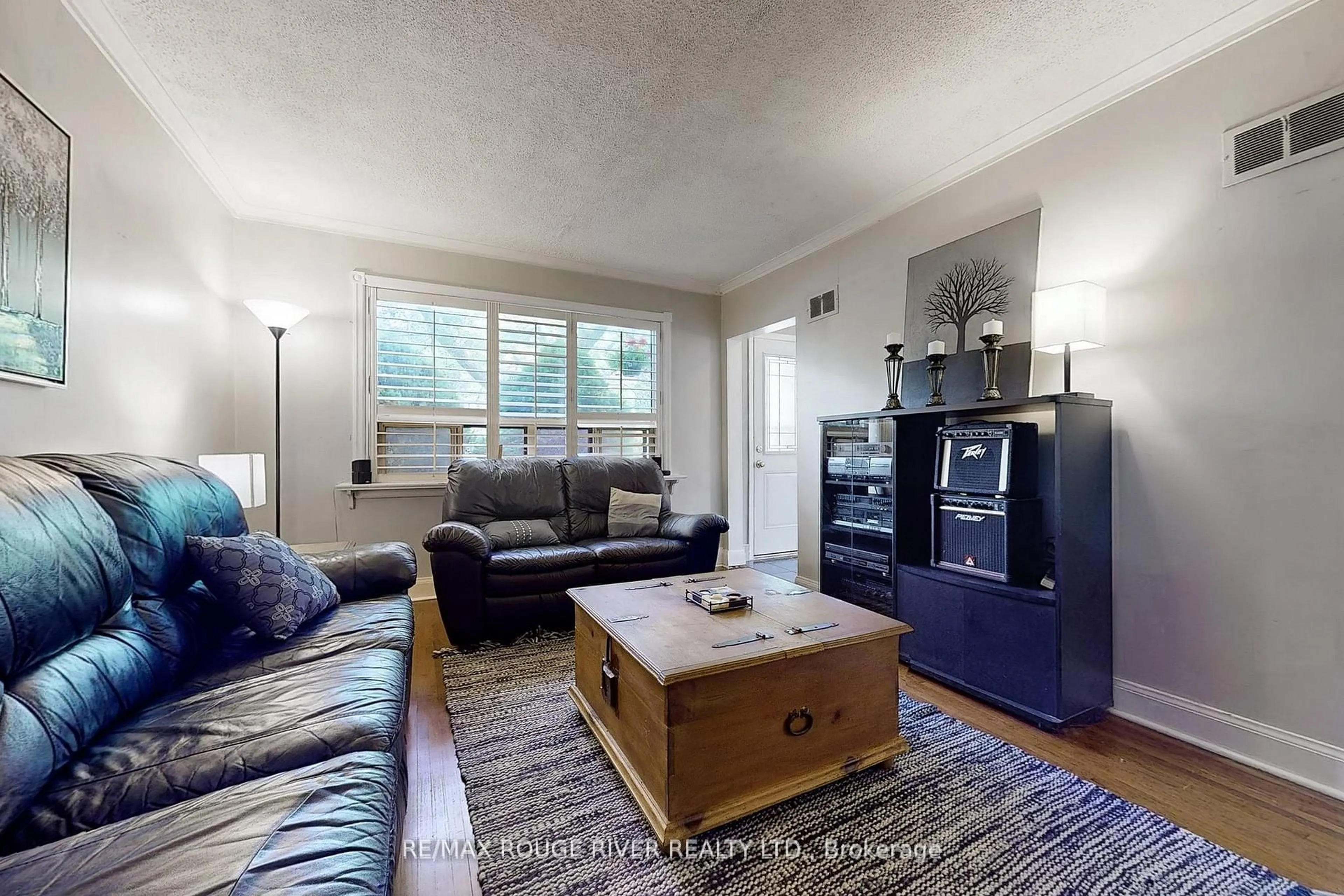 Living room with furniture, unknown for 92 Eastville Ave, Toronto Ontario M1M 2N9