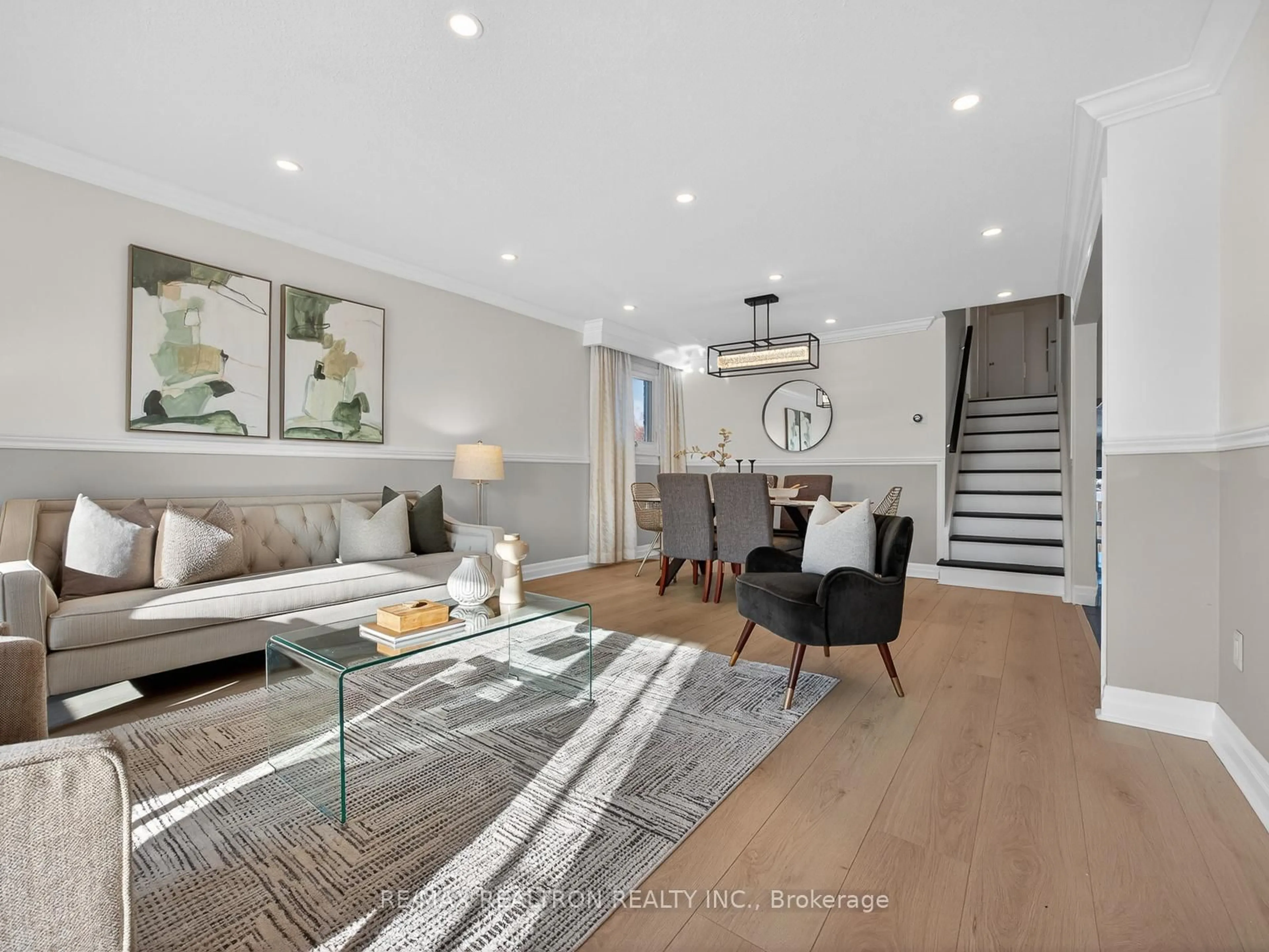 Living room with furniture, wood/laminate floor for 19 Shoreview Dr, Toronto Ontario M1E 3R1