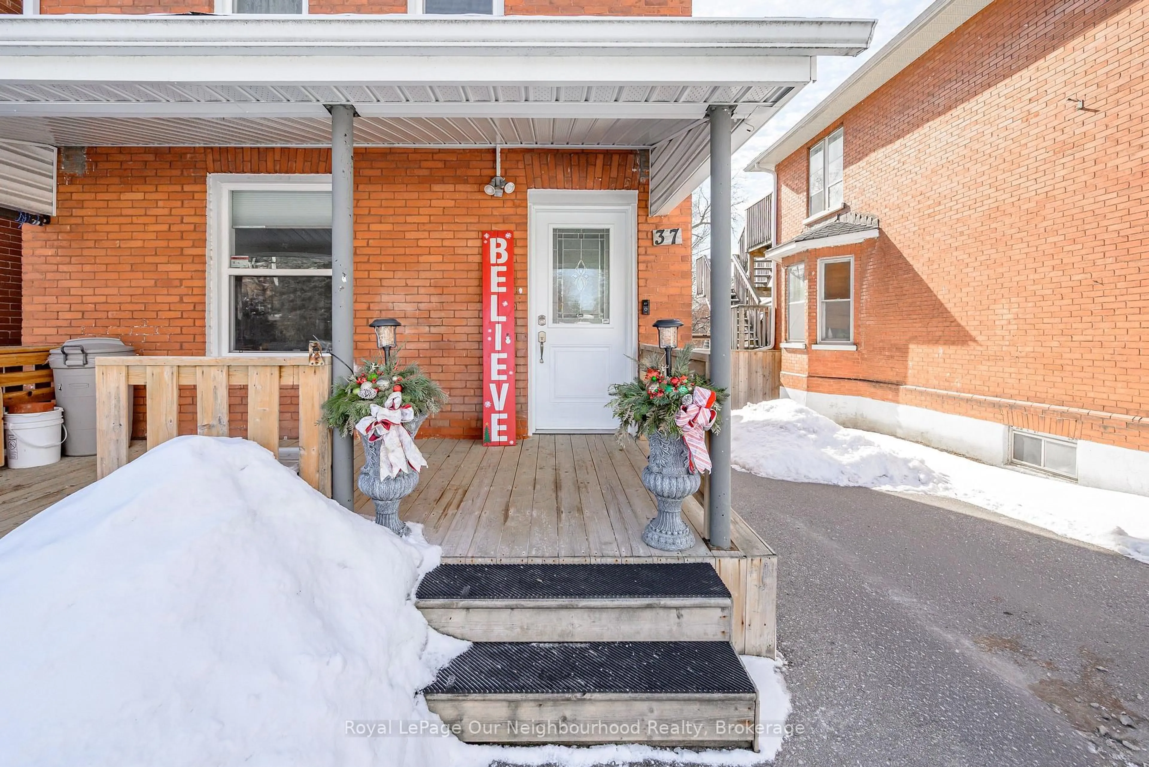 Indoor entryway for 37 Elgin St, Oshawa Ontario L1G 1S9