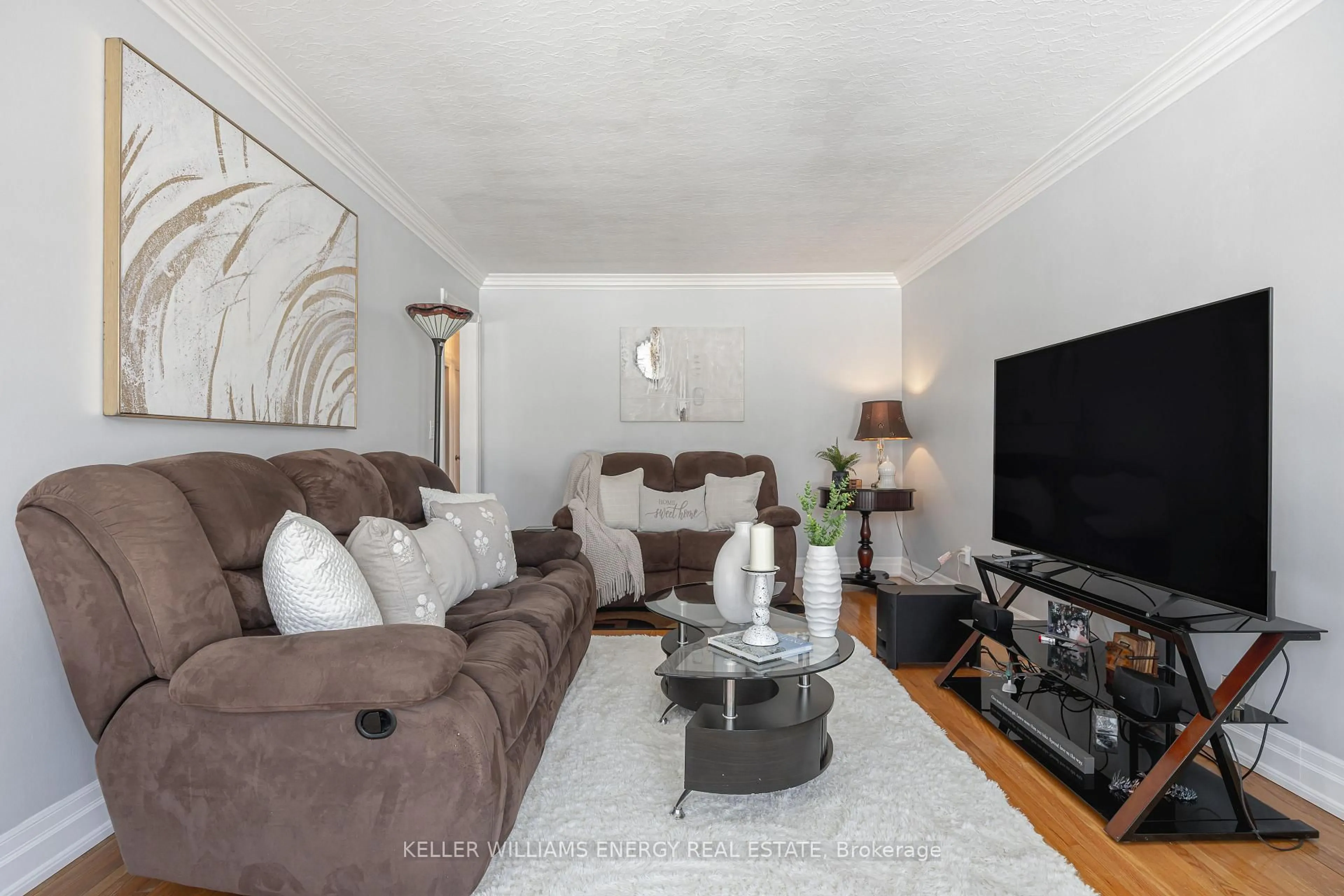 Living room with furniture, wood/laminate floor for 70 Oriole Crt, Oshawa Ontario L1H 6Y5
