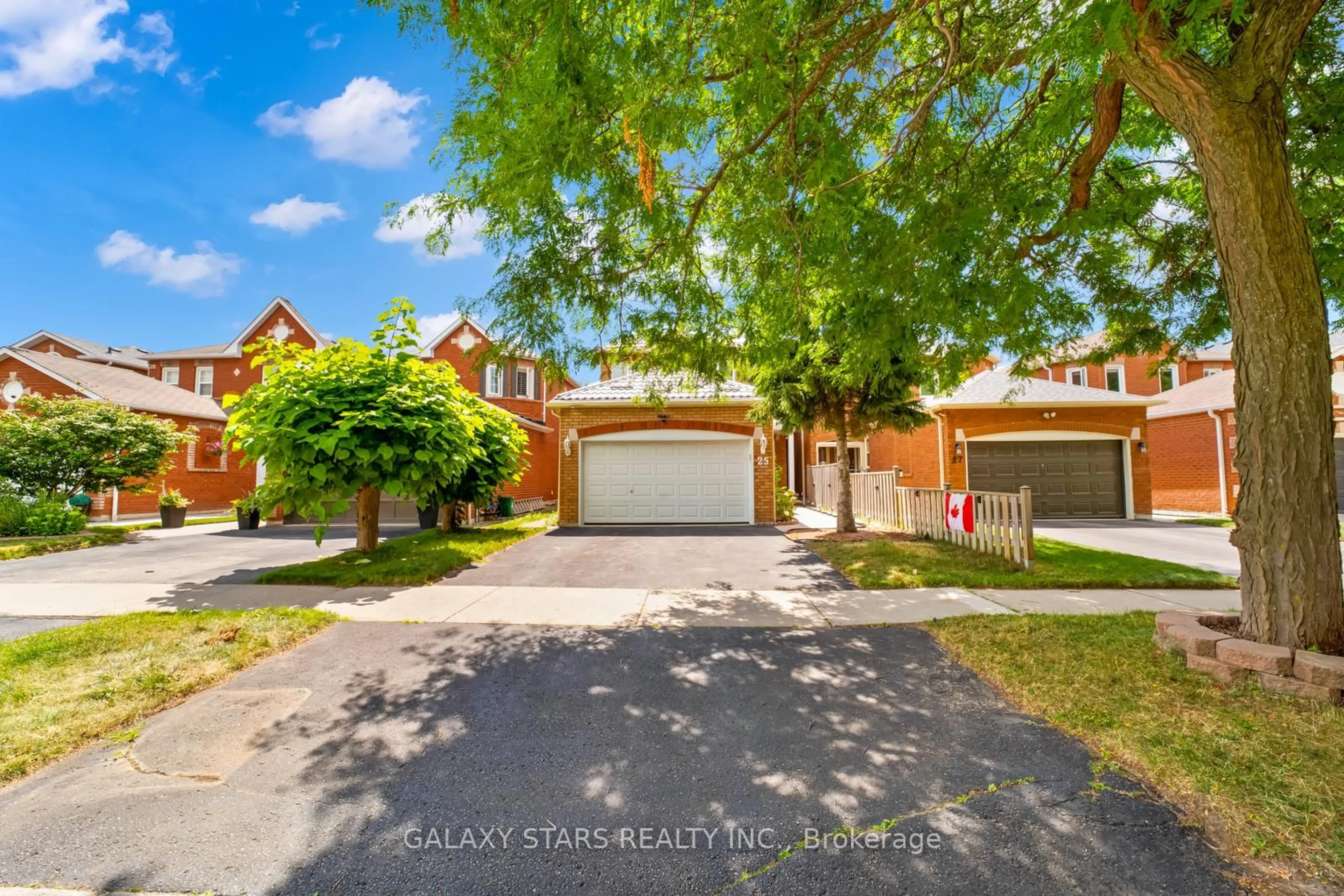 A pic from outside/outdoor area/front of a property/back of a property/a pic from drone, street for 25 Fieldnest Cres, Whitby Ontario L1R 1Z5