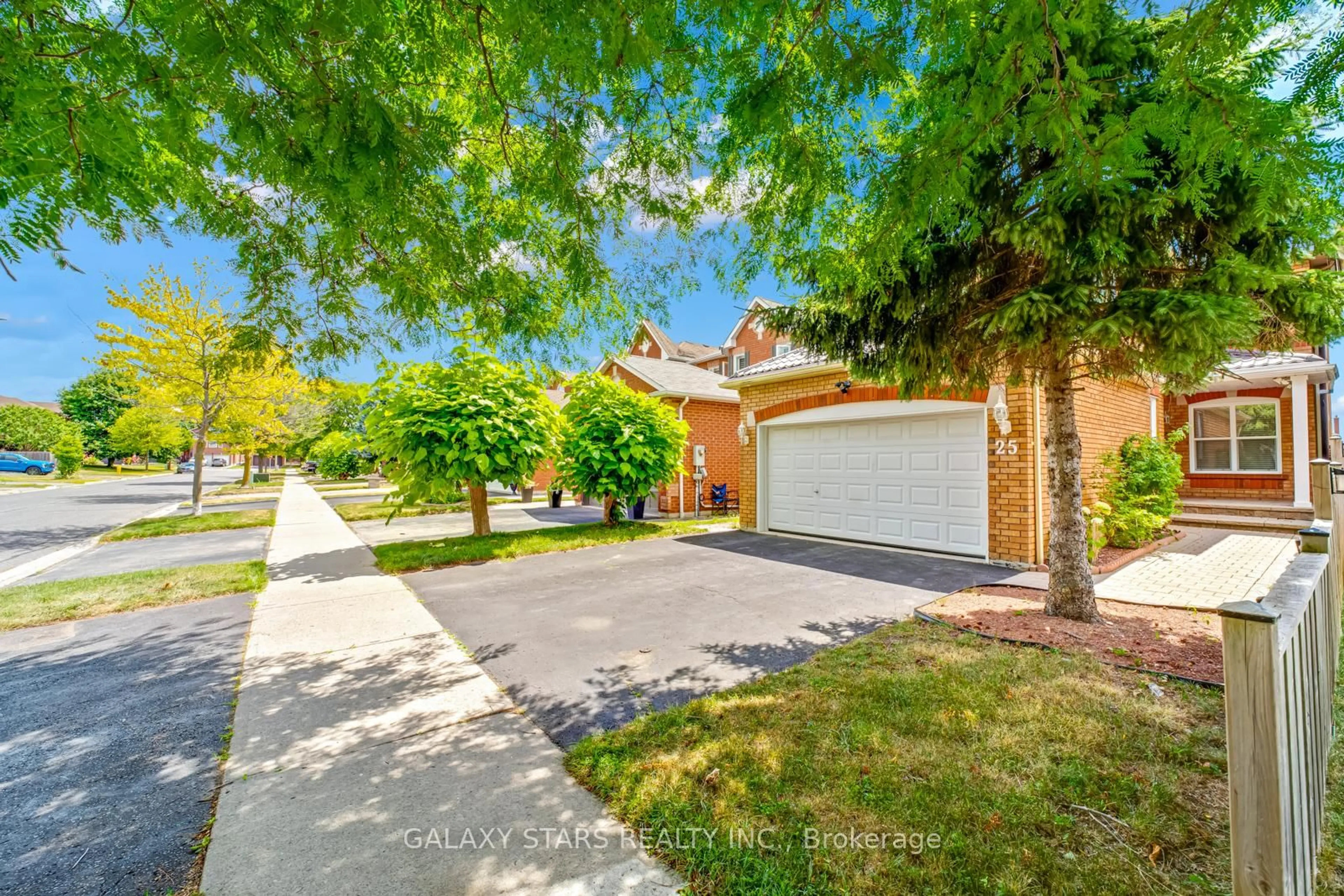 A pic from outside/outdoor area/front of a property/back of a property/a pic from drone, street for 25 Fieldnest Cres, Whitby Ontario L1R 1Z5