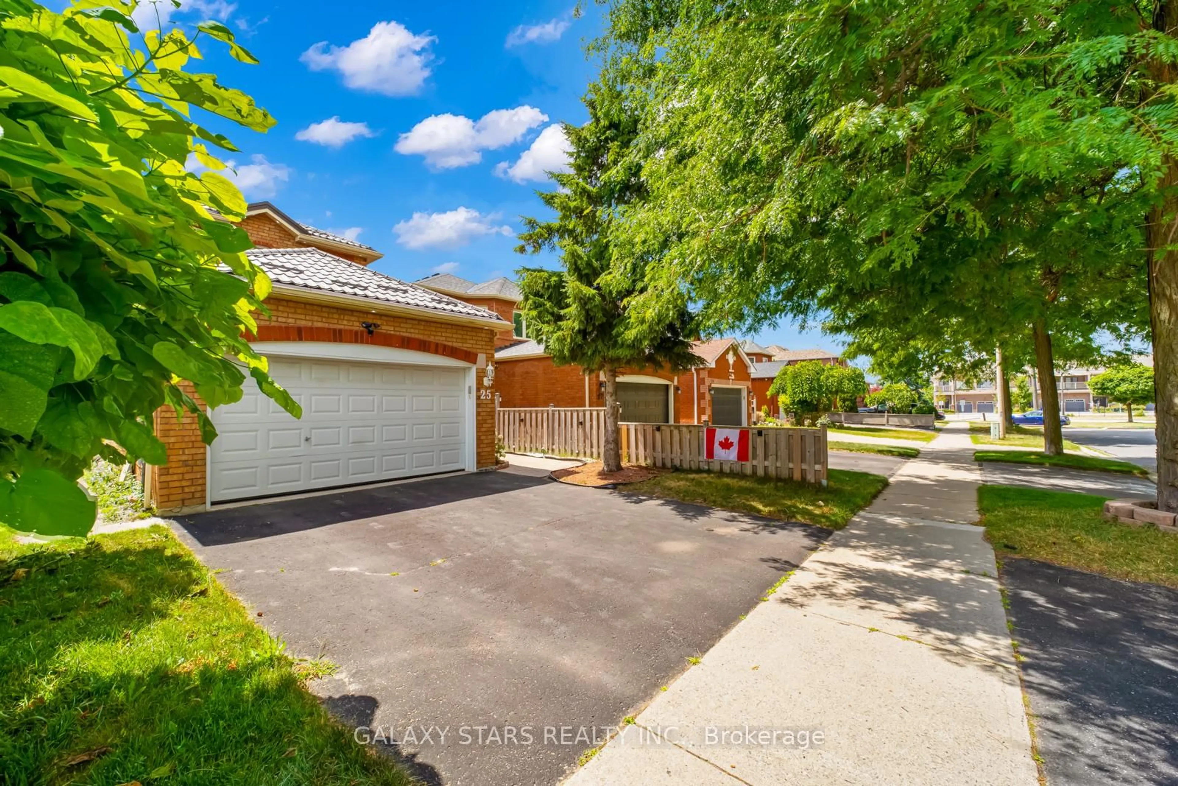 A pic from outside/outdoor area/front of a property/back of a property/a pic from drone, street for 25 Fieldnest Cres, Whitby Ontario L1R 1Z5