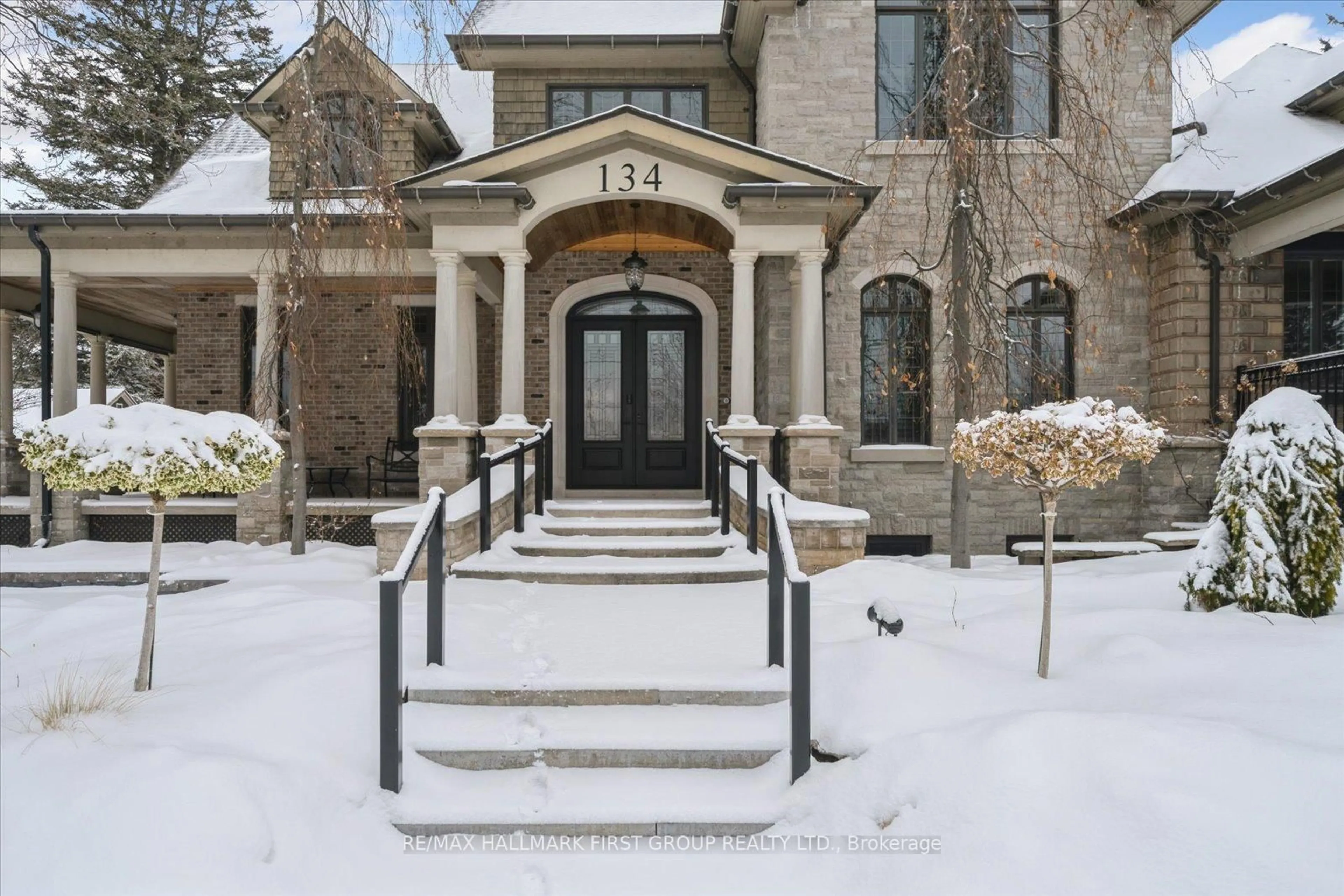 Indoor foyer for 134 Front St, Whitby Ontario L1N 1A1