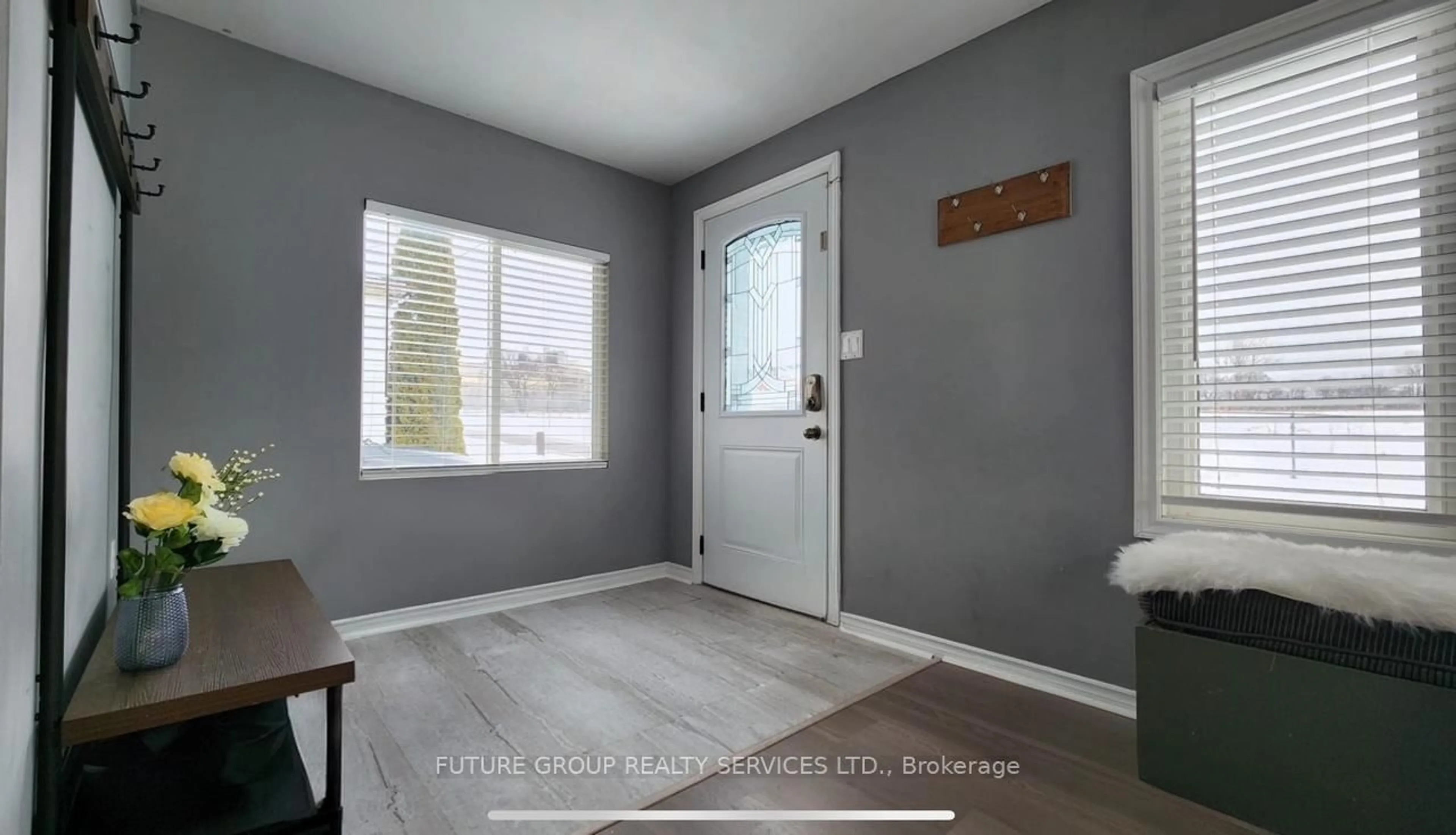 Indoor entryway for 38 Frank St, Oshawa Ontario L1H 3T5
