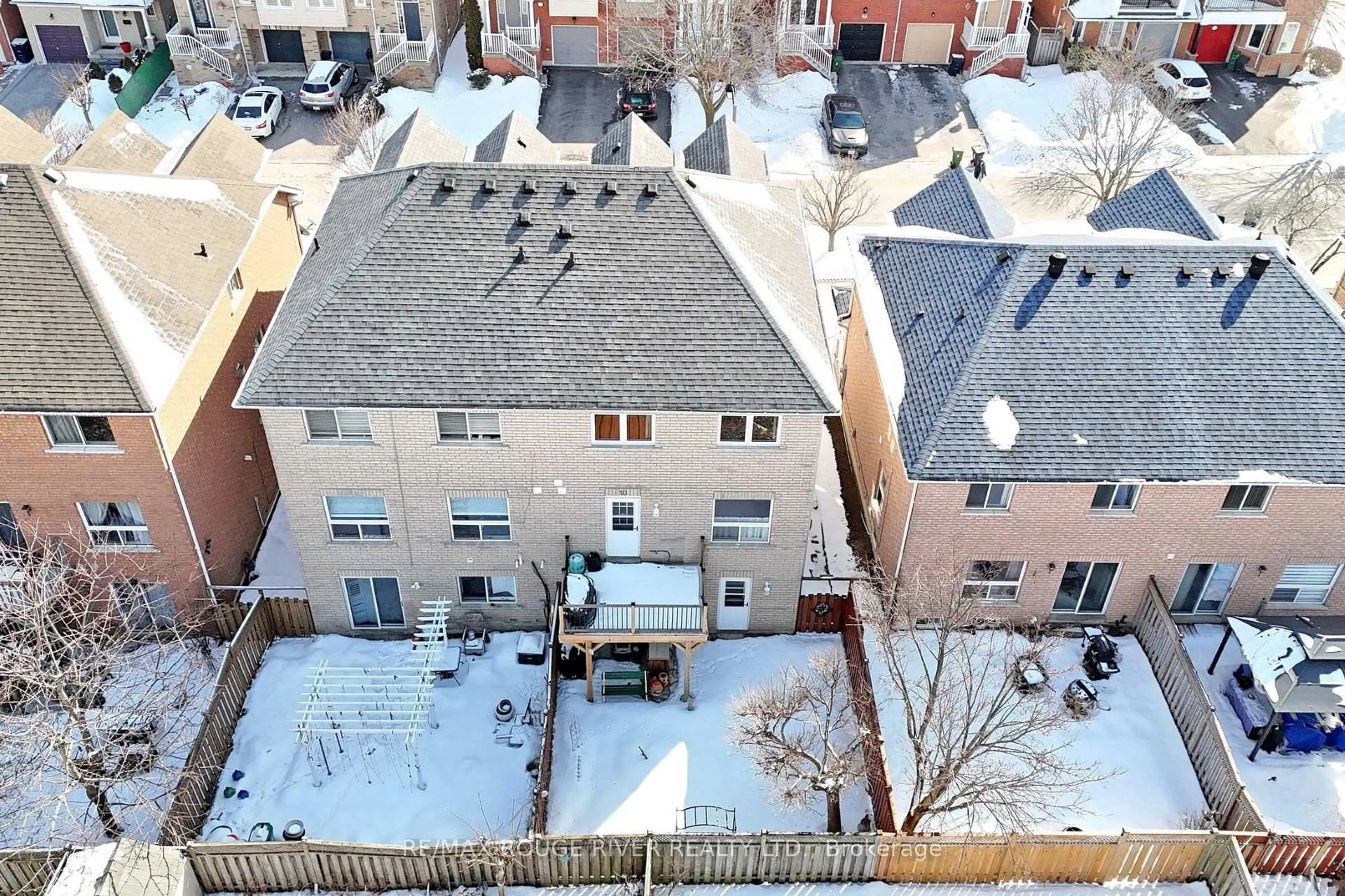 A pic from outside/outdoor area/front of a property/back of a property/a pic from drone, city buildings view from balcony for 10 Moorefield Dr, Toronto Ontario M1C 5B5