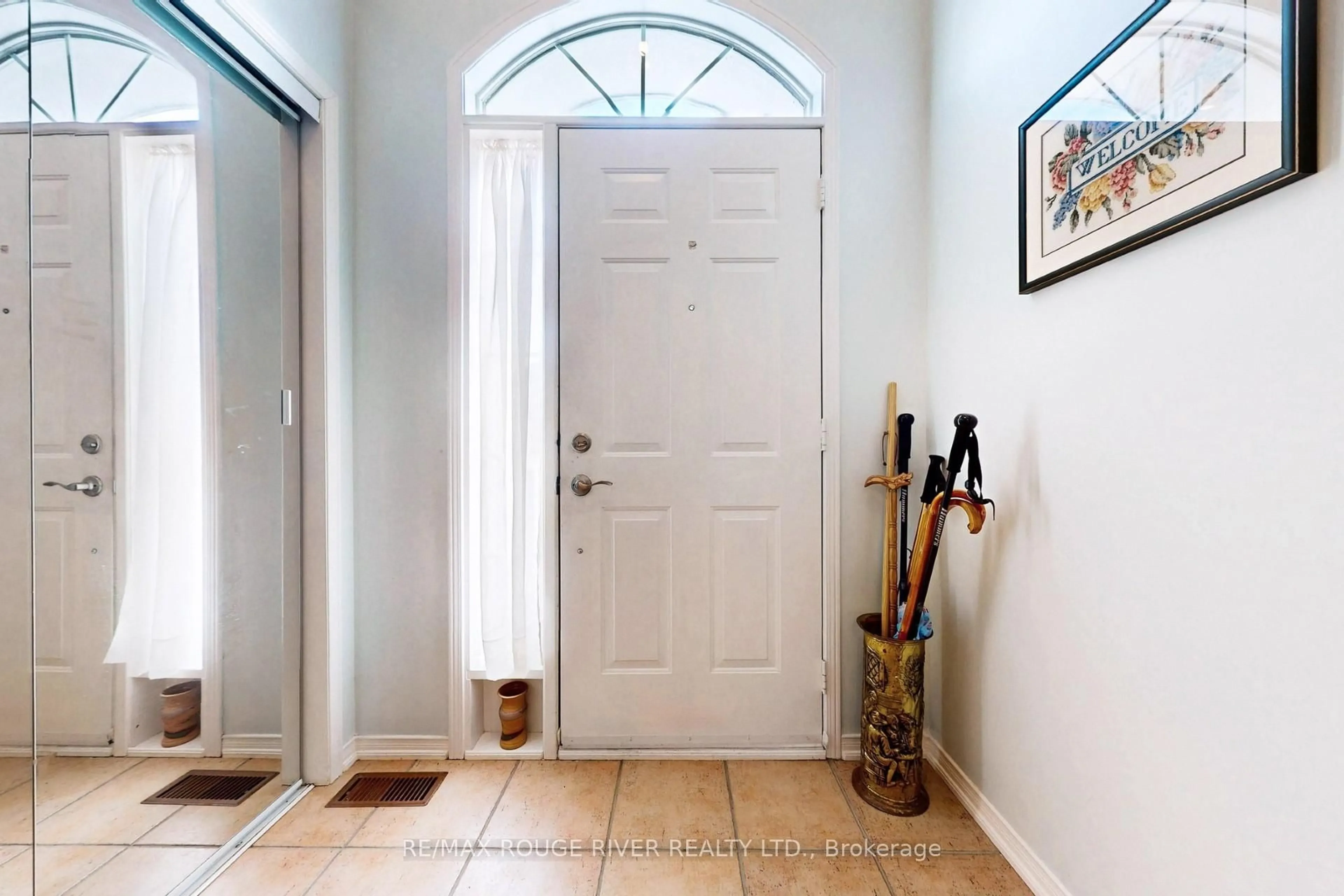 Indoor entryway for 10 Moorefield Dr, Toronto Ontario M1C 5B5