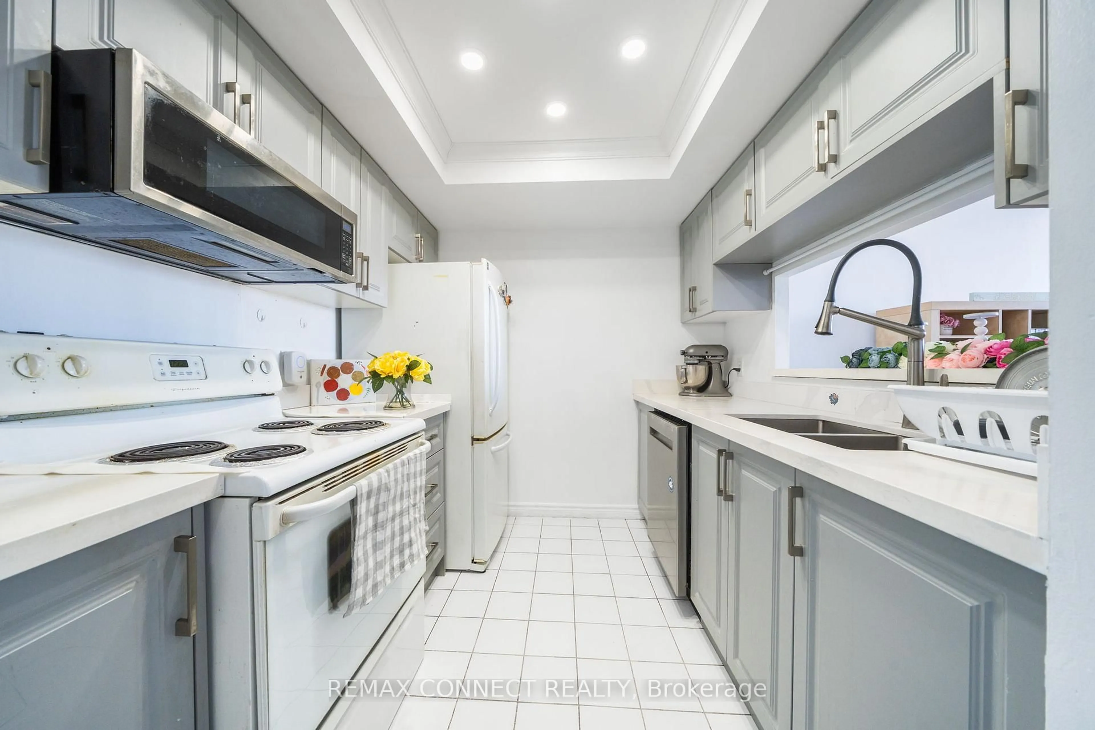 Standard kitchen, ceramic/tile floor for 1470 Midland Ave #1609, Toronto Ontario M1P 4Z4