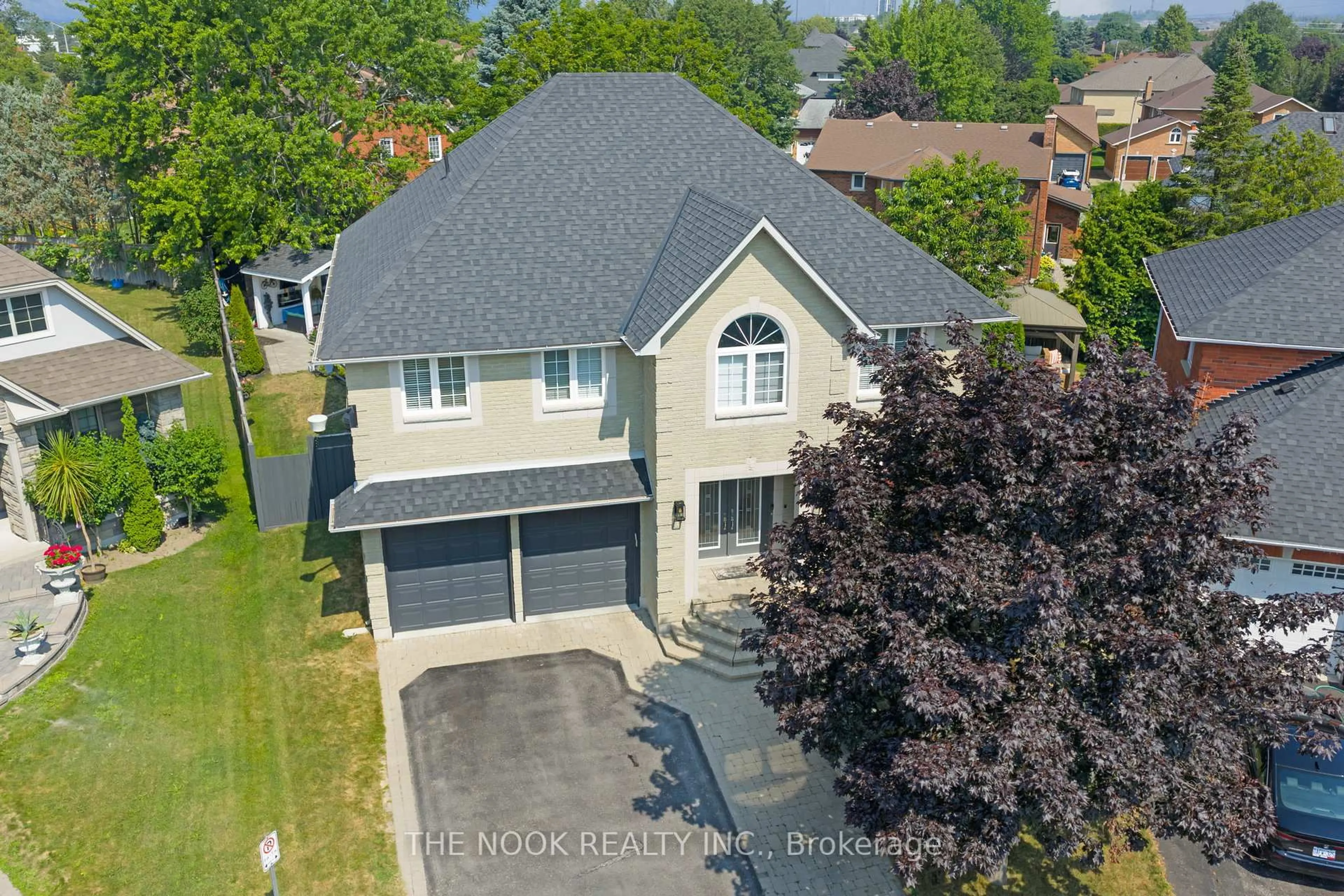 A pic from outside/outdoor area/front of a property/back of a property/a pic from drone, street for 199 Samac Crt, Oshawa Ontario L1G 7V9