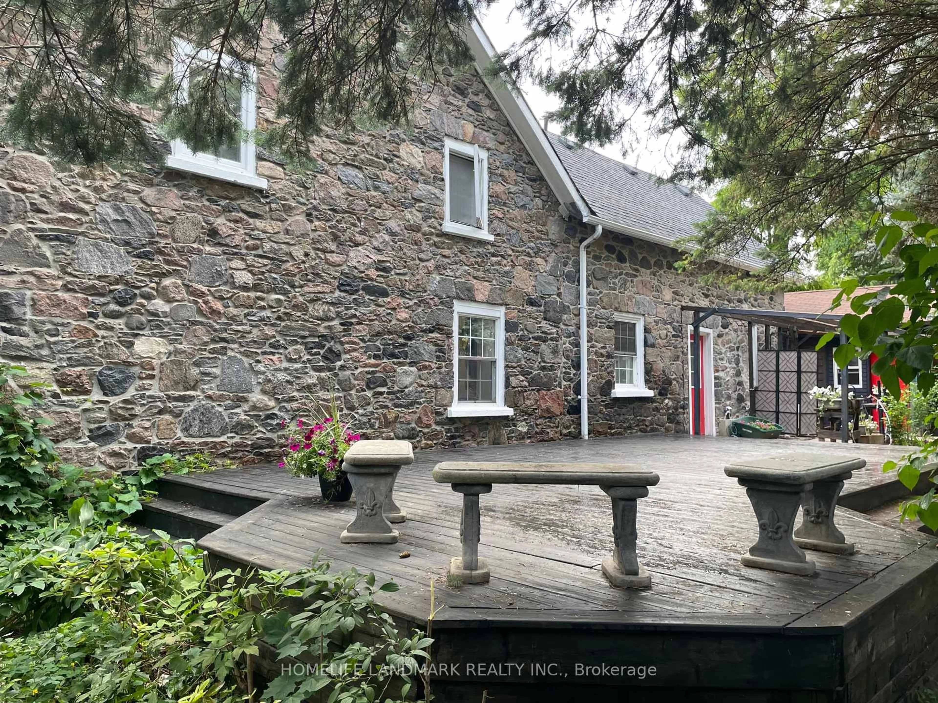 A pic from outside/outdoor area/front of a property/back of a property/a pic from drone, street for 2319 Wildwood Cres, Pickering Ontario L1X 2N1