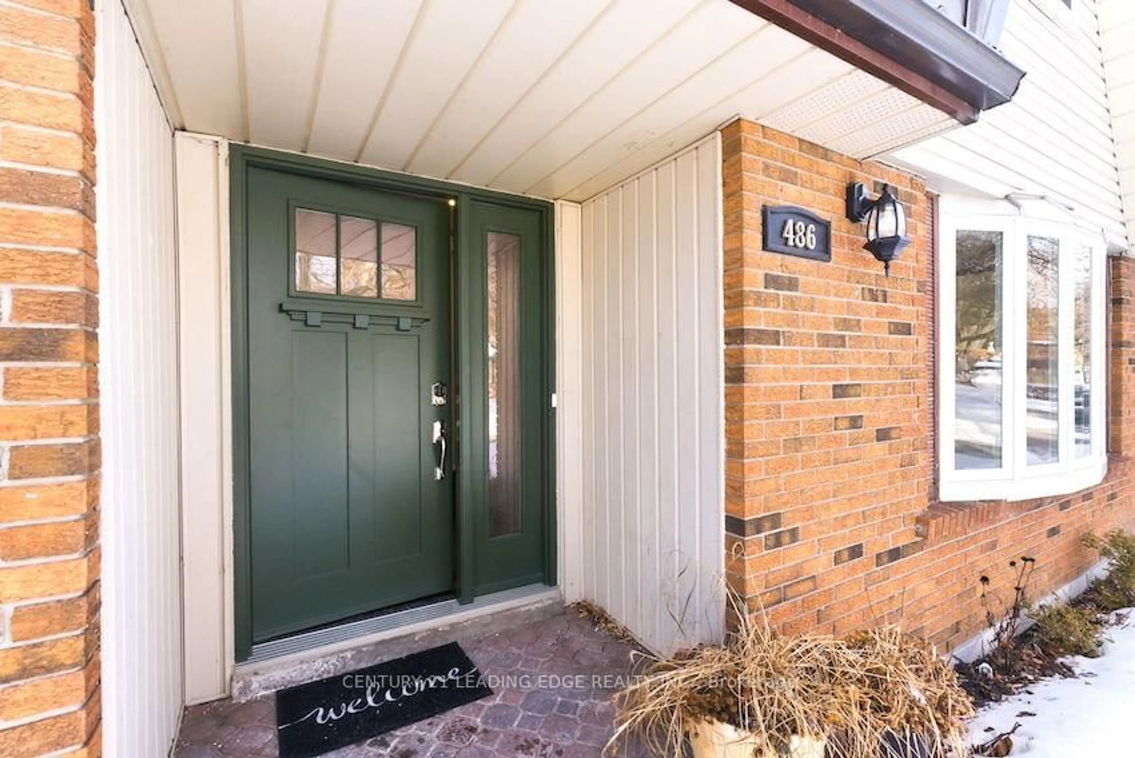 Indoor entryway for 486 Crestwood Dr, Oshawa Ontario L1G 2R5