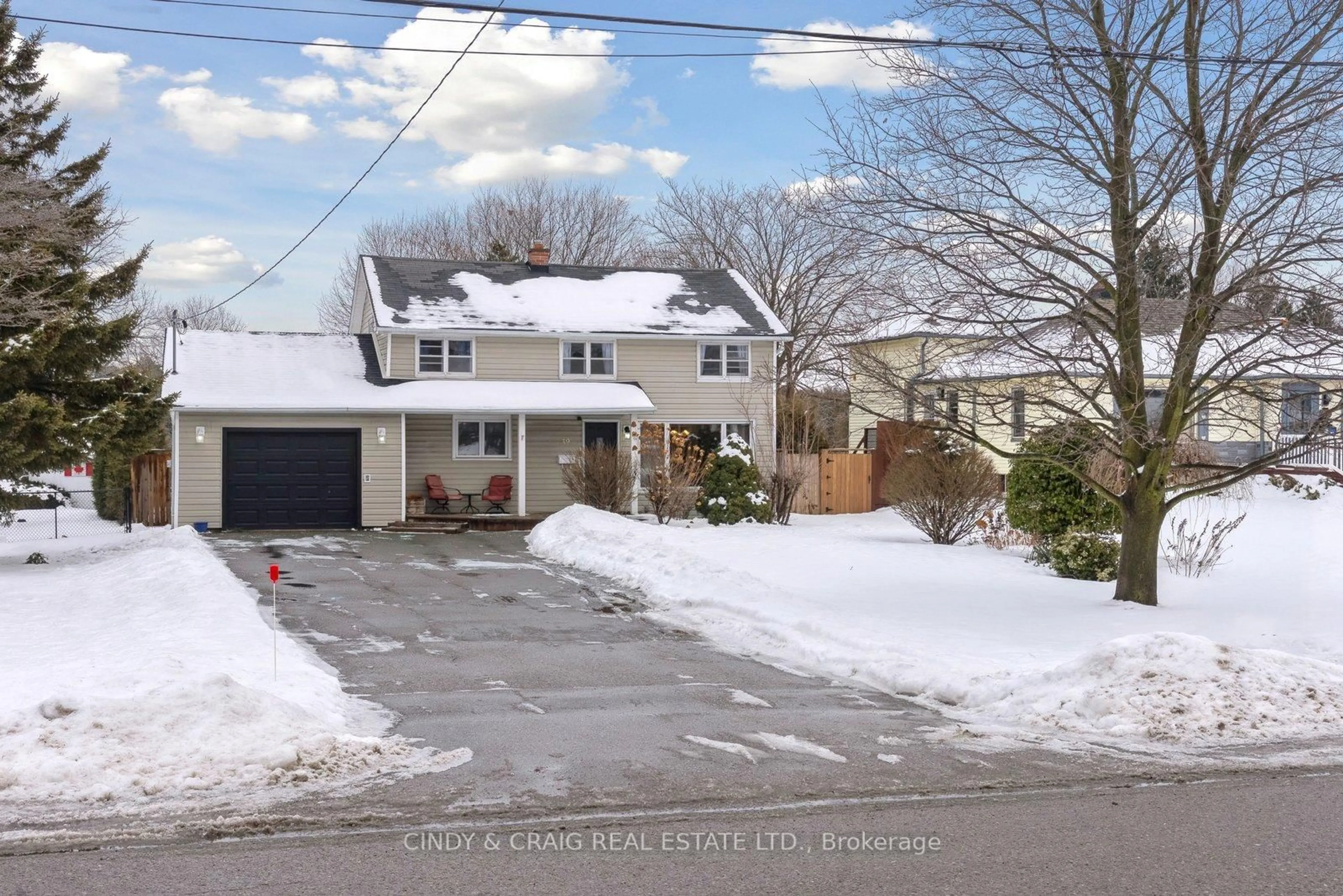 A pic from outside/outdoor area/front of a property/back of a property/a pic from drone, street for 39 Darlington Blvd, Clarington Ontario L1E 2J8