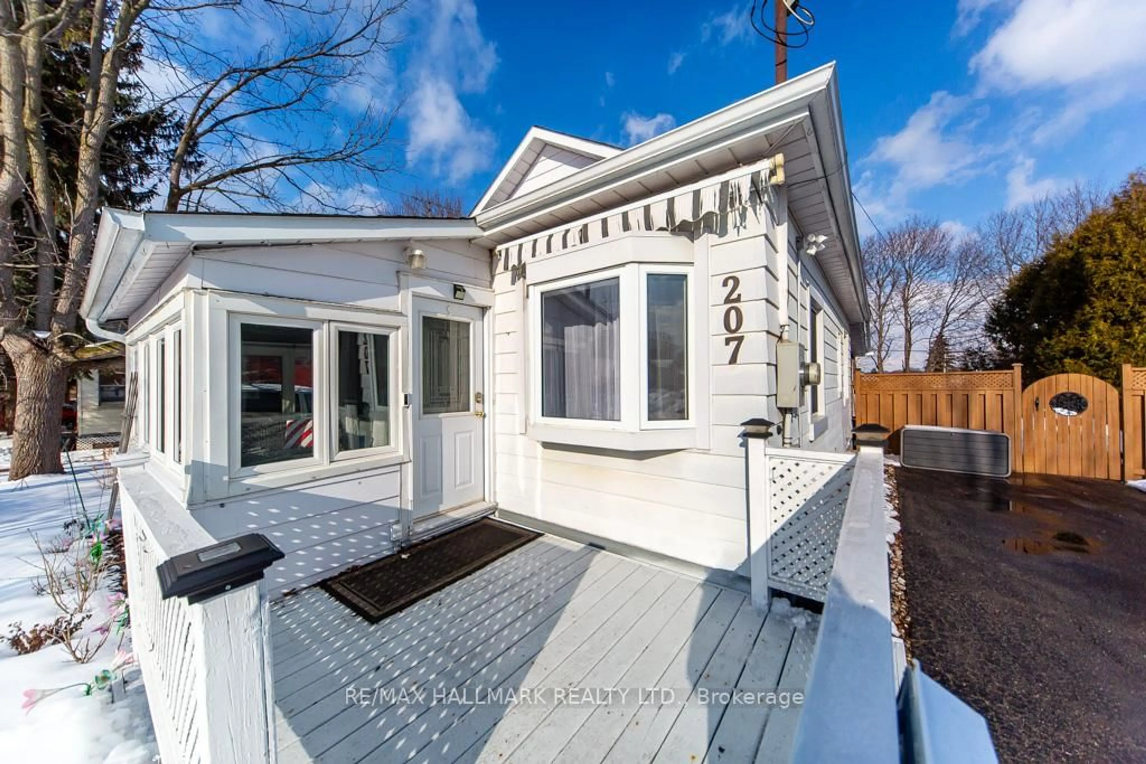 Home with vinyl exterior material, street for 207 Verdun Rd, Oshawa Ontario L1H 5T1