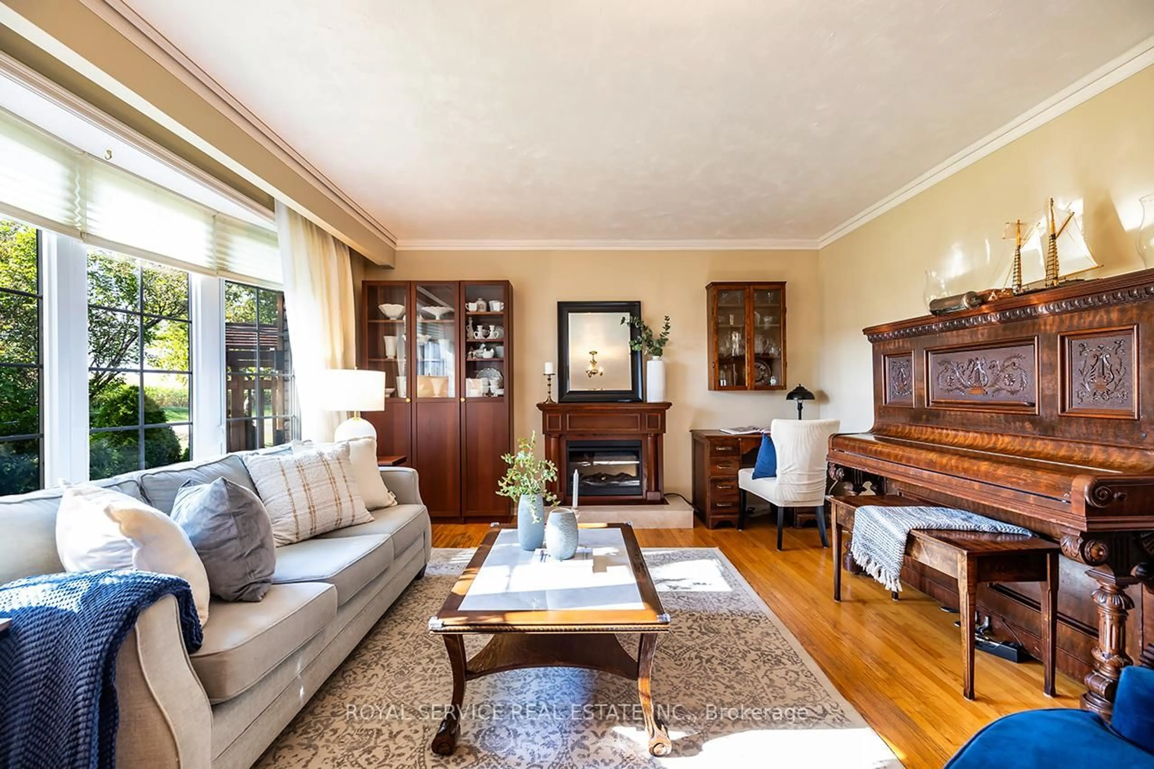 Living room with furniture, wood/laminate floor for 5781 Ochonski Rd, Clarington Ontario L0B 1M0