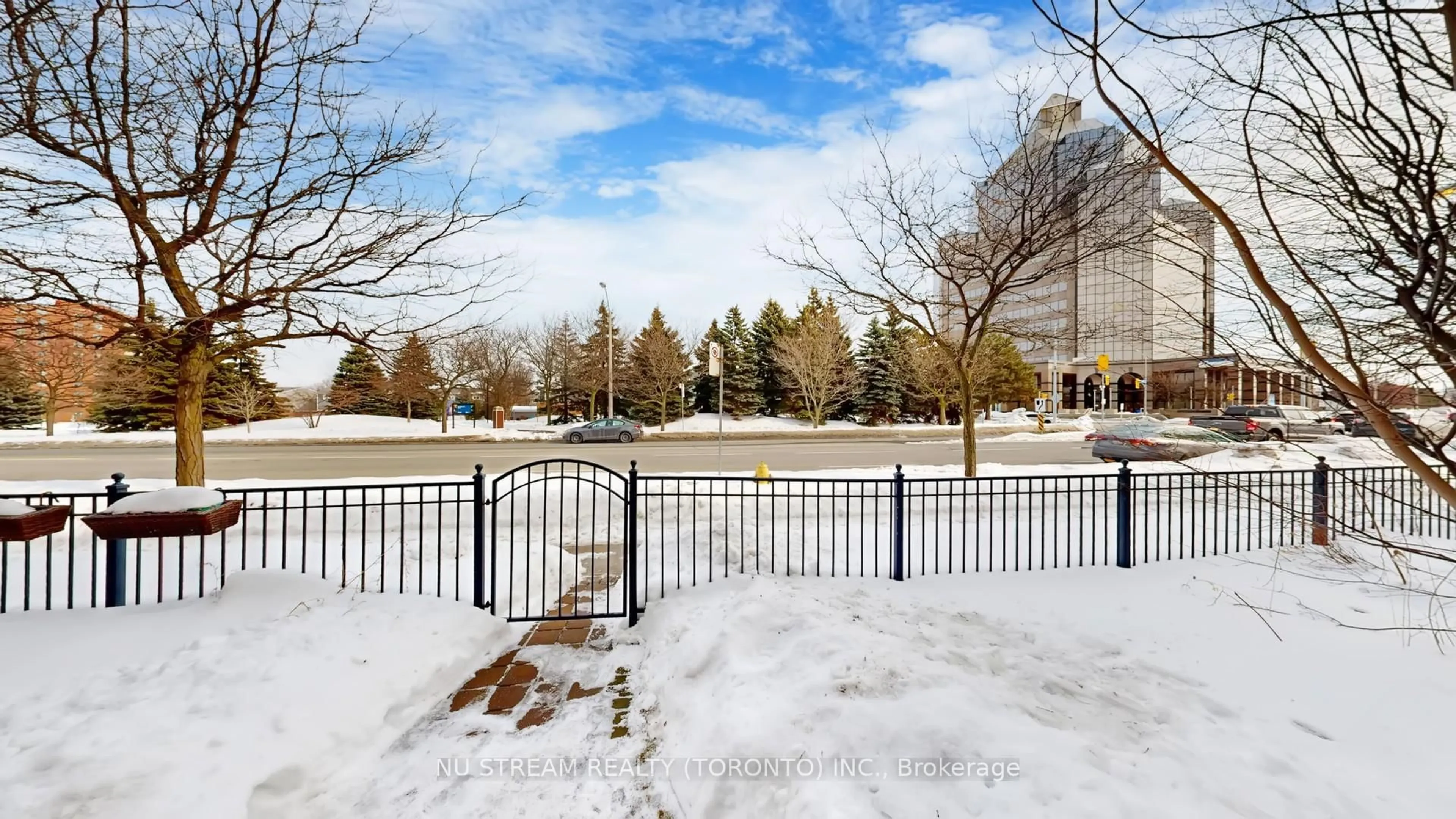 Patio, mountain view for 29 Rosebank Dr #907, Toronto Ontario M1B 5Y7