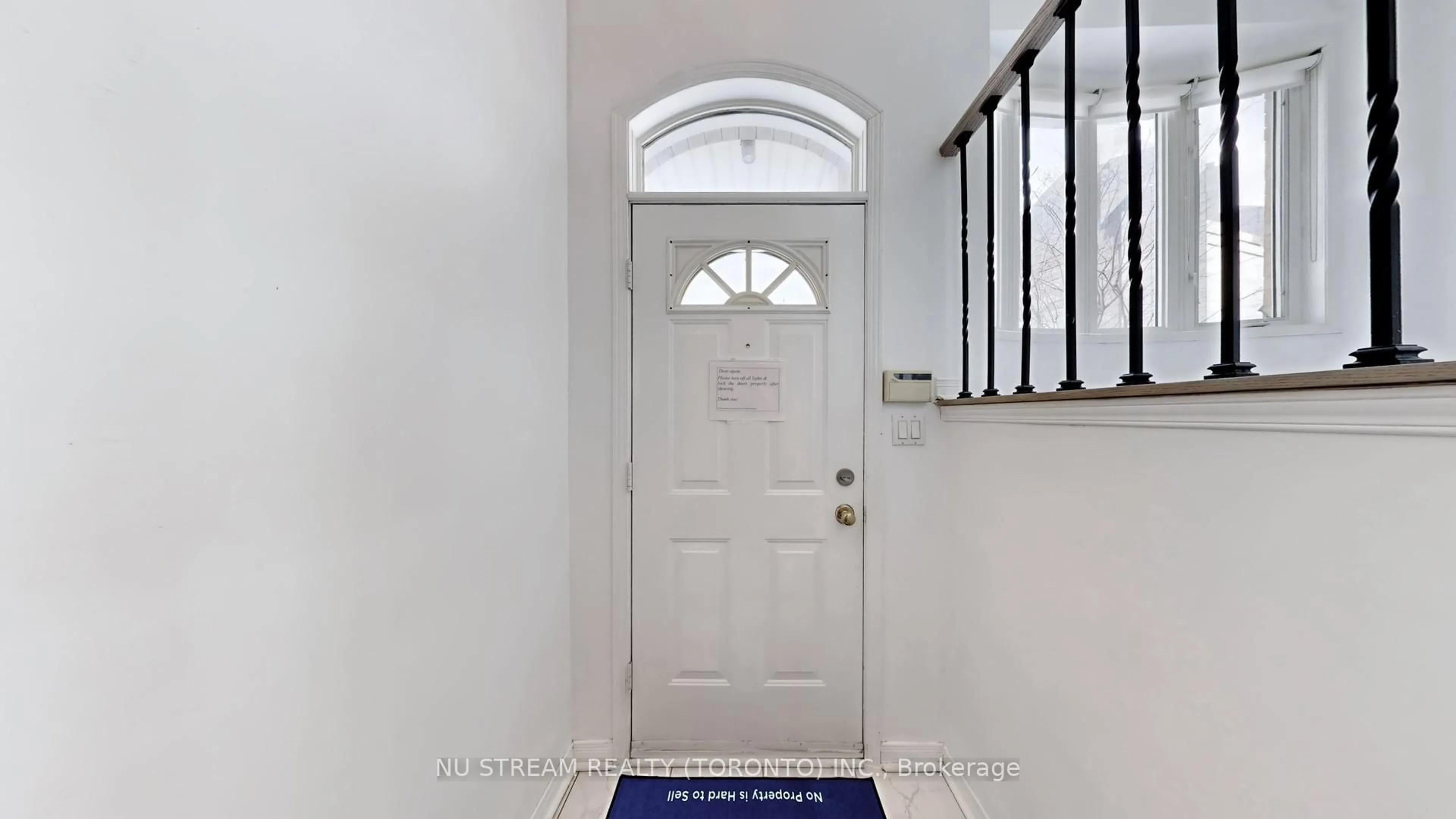 Indoor foyer for 29 Rosebank Dr #907, Toronto Ontario M1B 5Y7