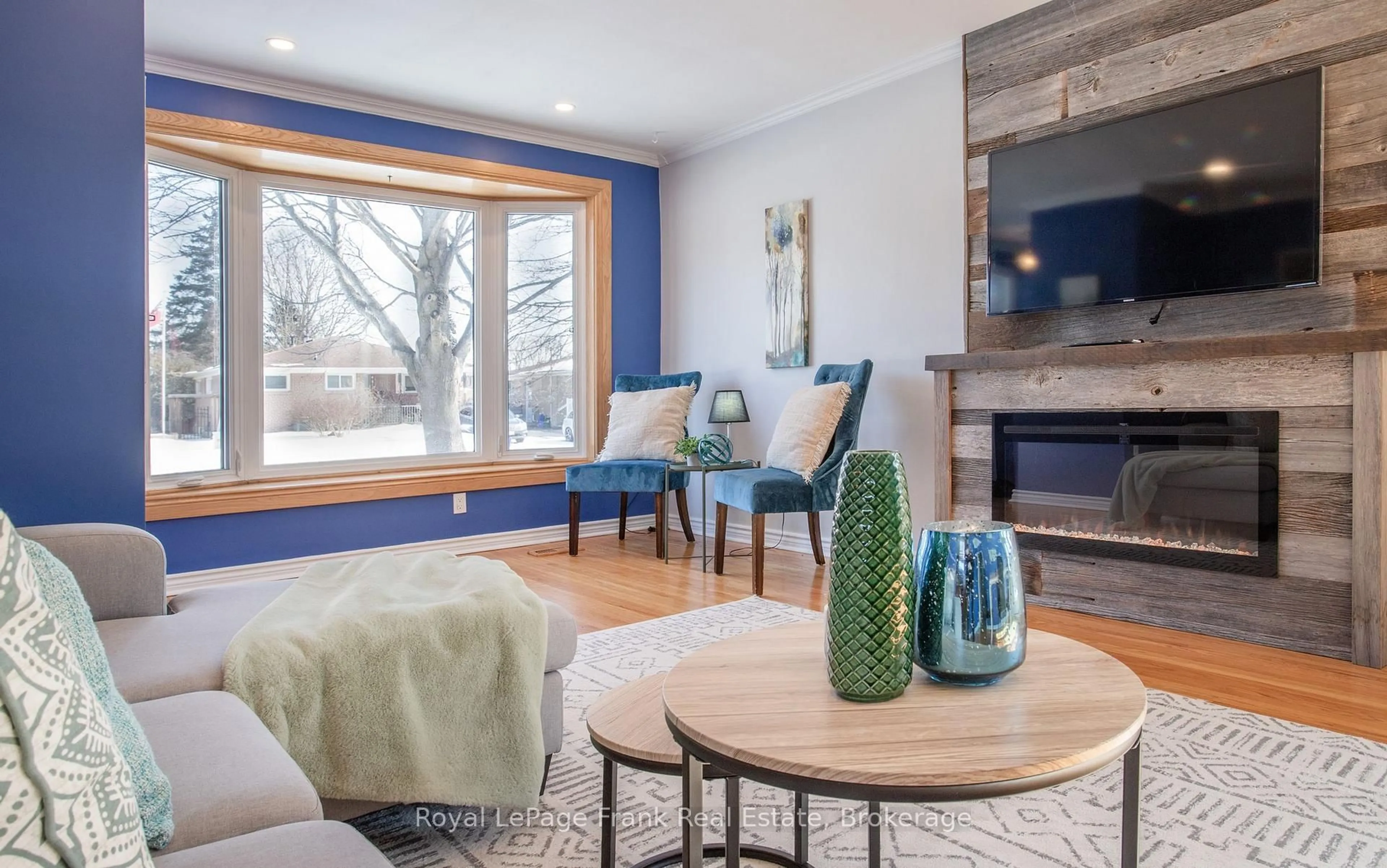 Living room with furniture, unknown for 928 Centre St, Whitby Ontario L1N 4V1