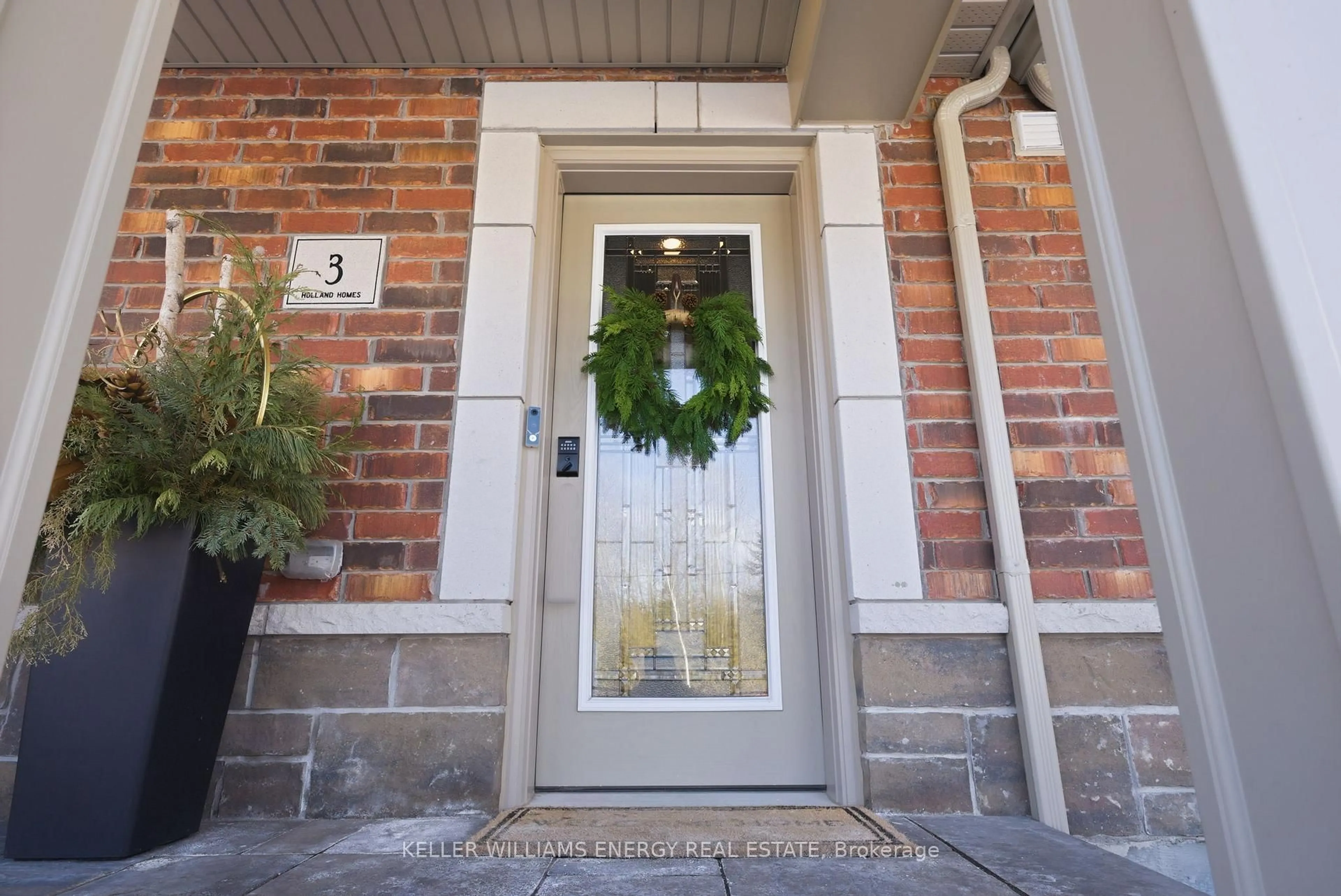 Indoor entryway for 35 Hanning Crt #3, Clarington Ontario L1C 4R3