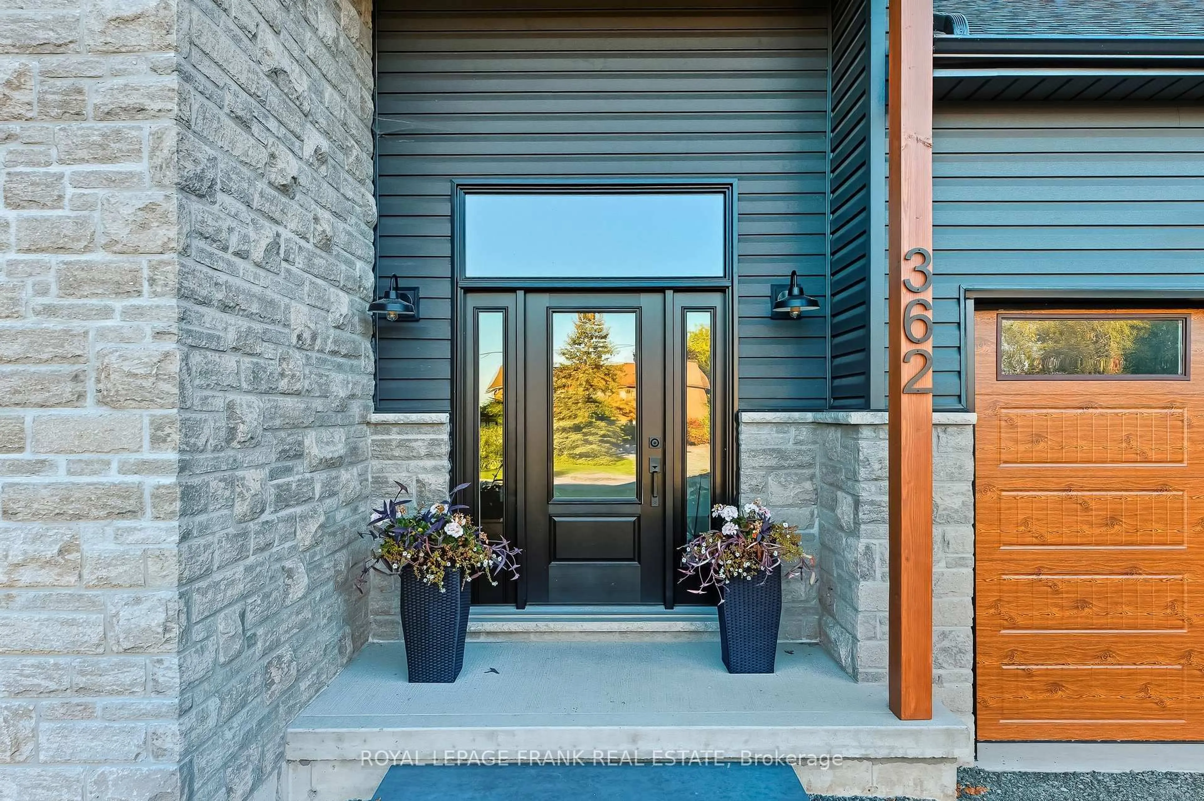 Indoor entryway for 362 Carnegie Beach Rd, Scugog Ontario L9L 1B6