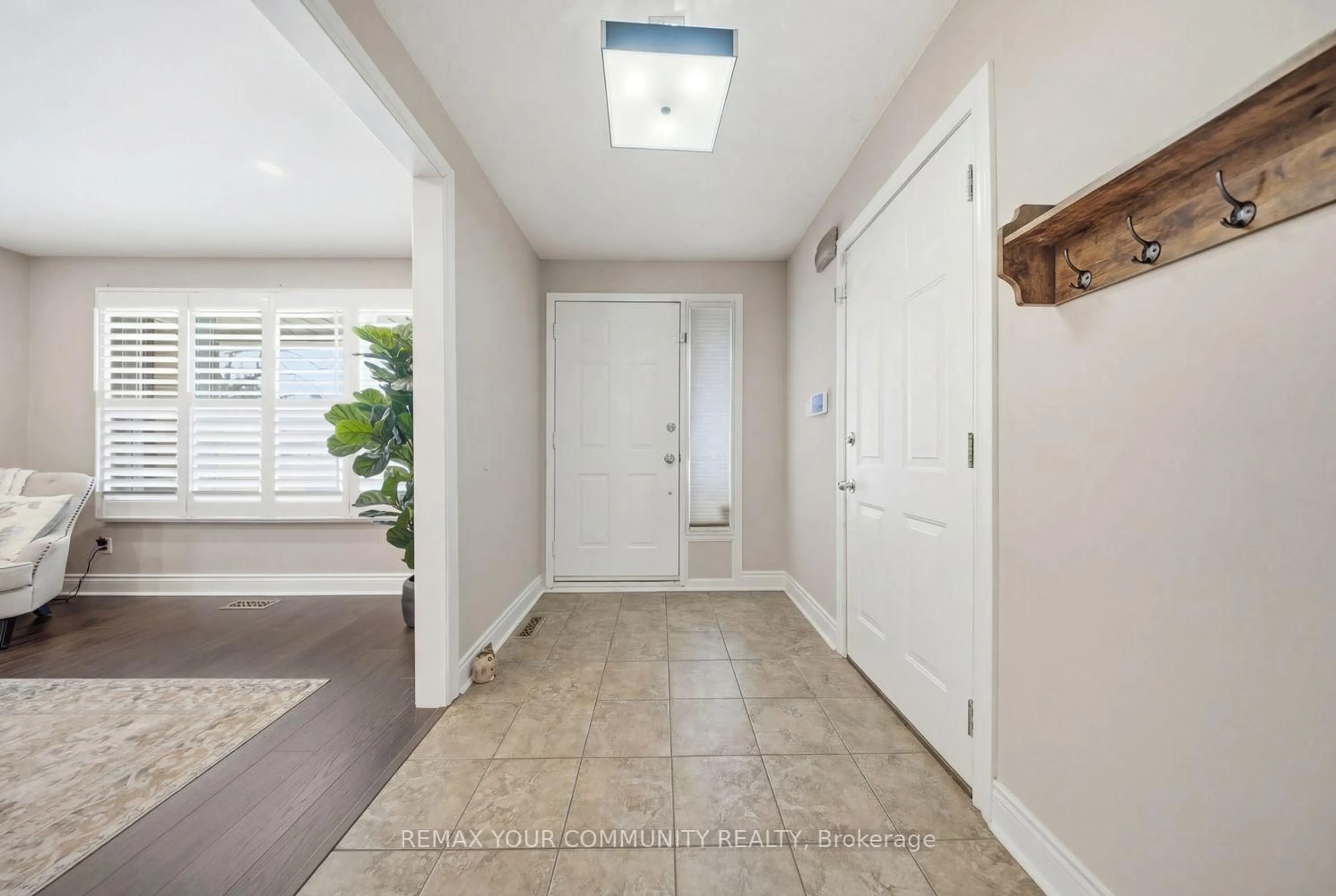 Indoor entryway for 857 Copperfield Dr, Oshawa Ontario L1K 1S3