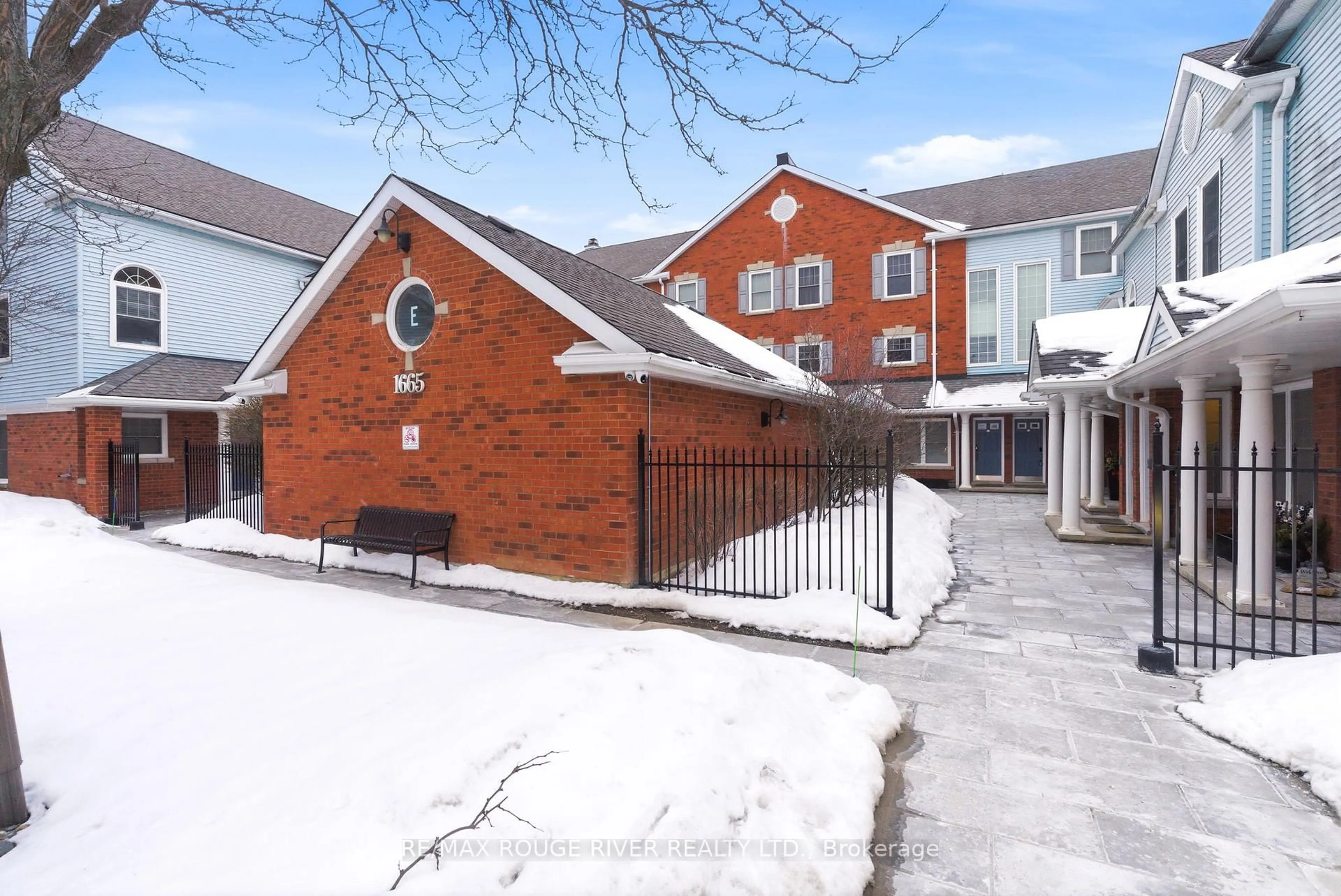 Patio, street for 1665 Nash Rd #E2, Clarington Ontario L1E 1S8