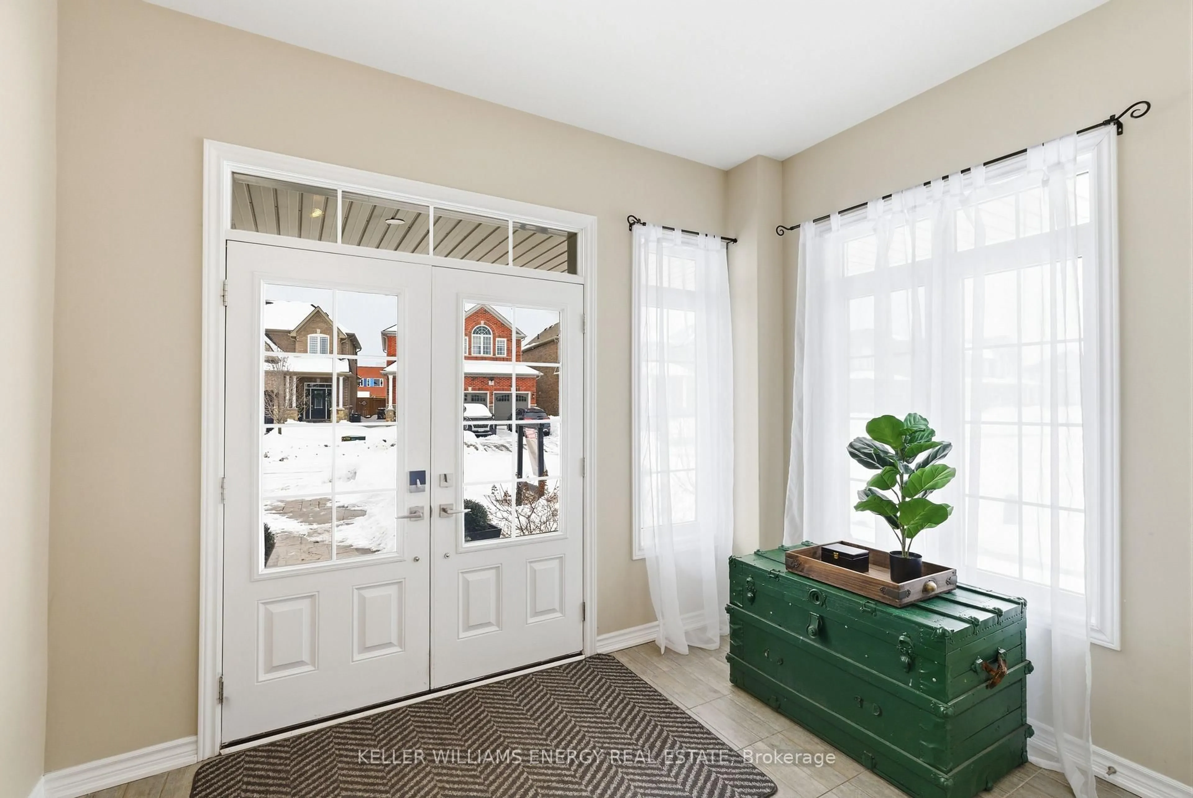 Indoor entryway for 219 Crombie St, Clarington Ontario L1C 0T8