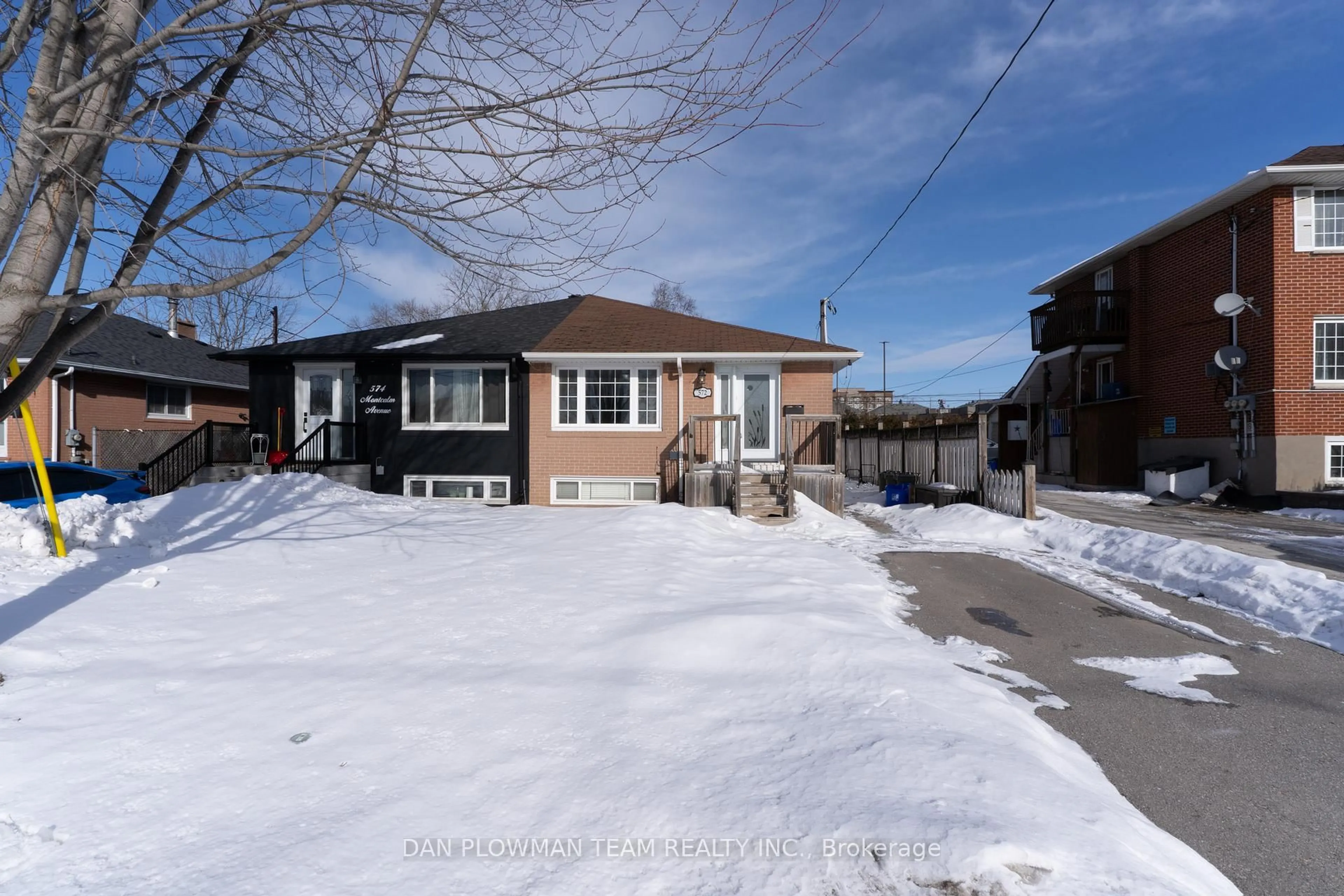 A pic from outside/outdoor area/front of a property/back of a property/a pic from drone, street for 572 Montcalm Ave, Oshawa Ontario L1J 2H1
