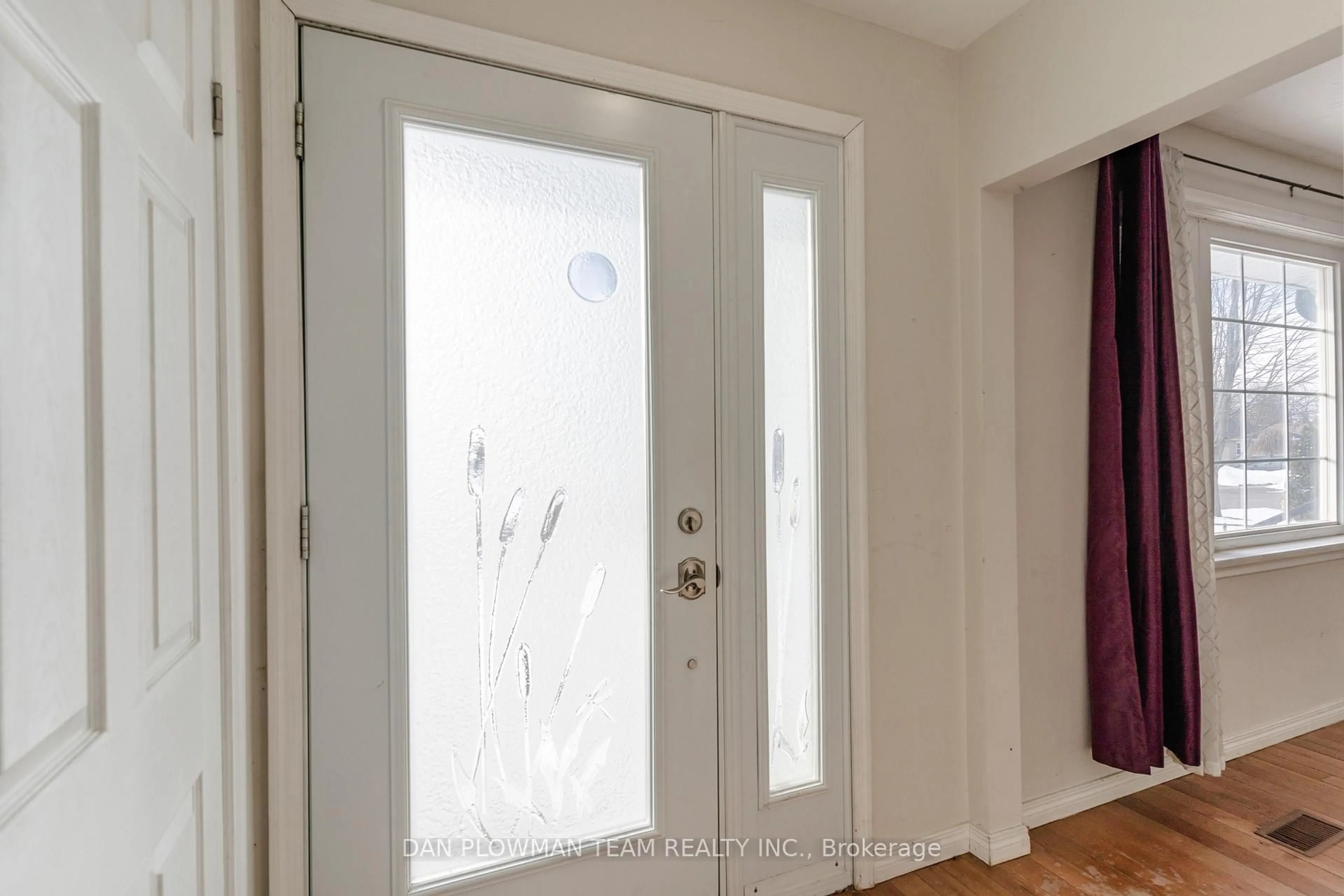 Indoor entryway for 572 Montcalm Ave, Oshawa Ontario L1J 2H1