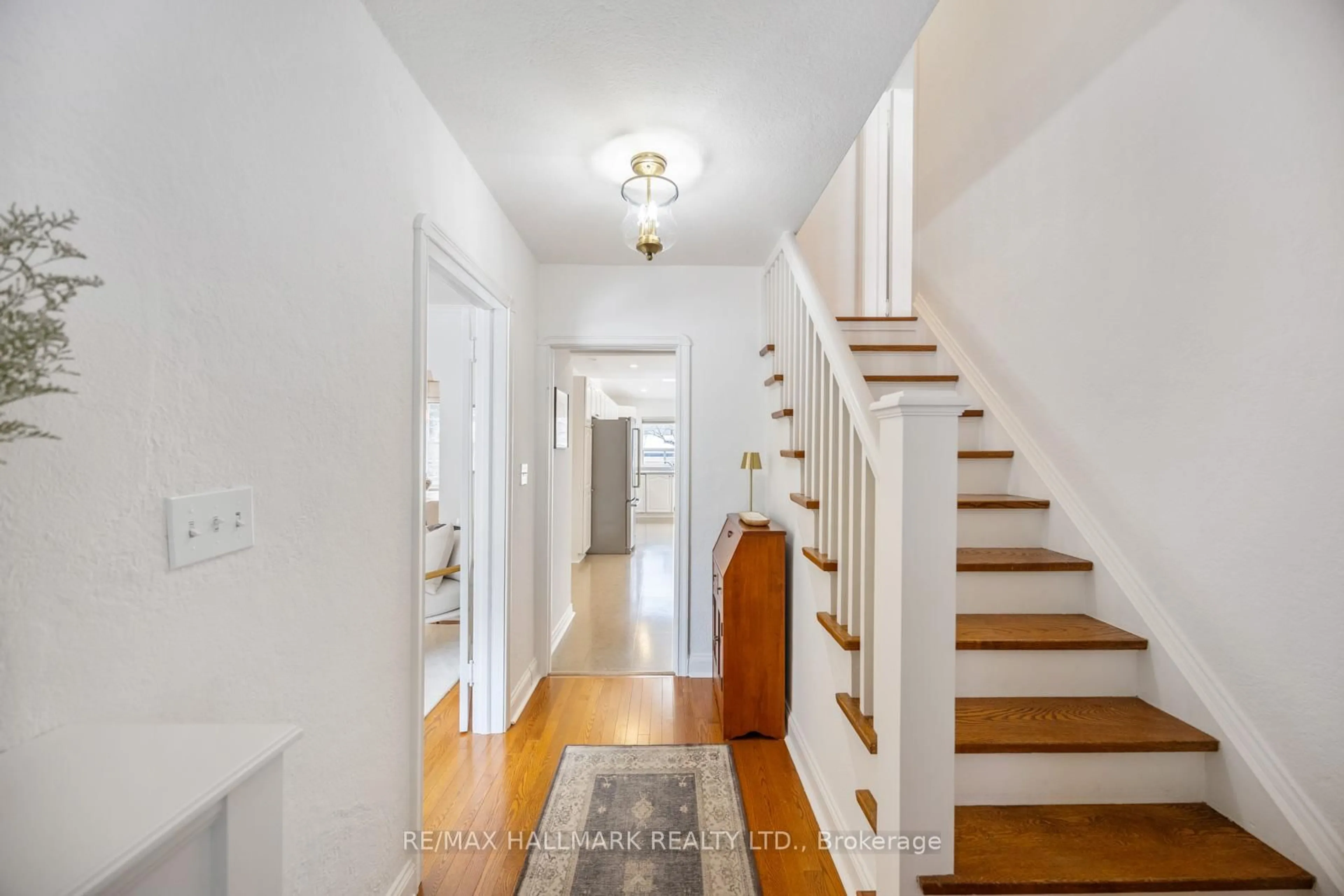 Indoor entryway for 18 Elmview Dr, Toronto Ontario M1N 2W4