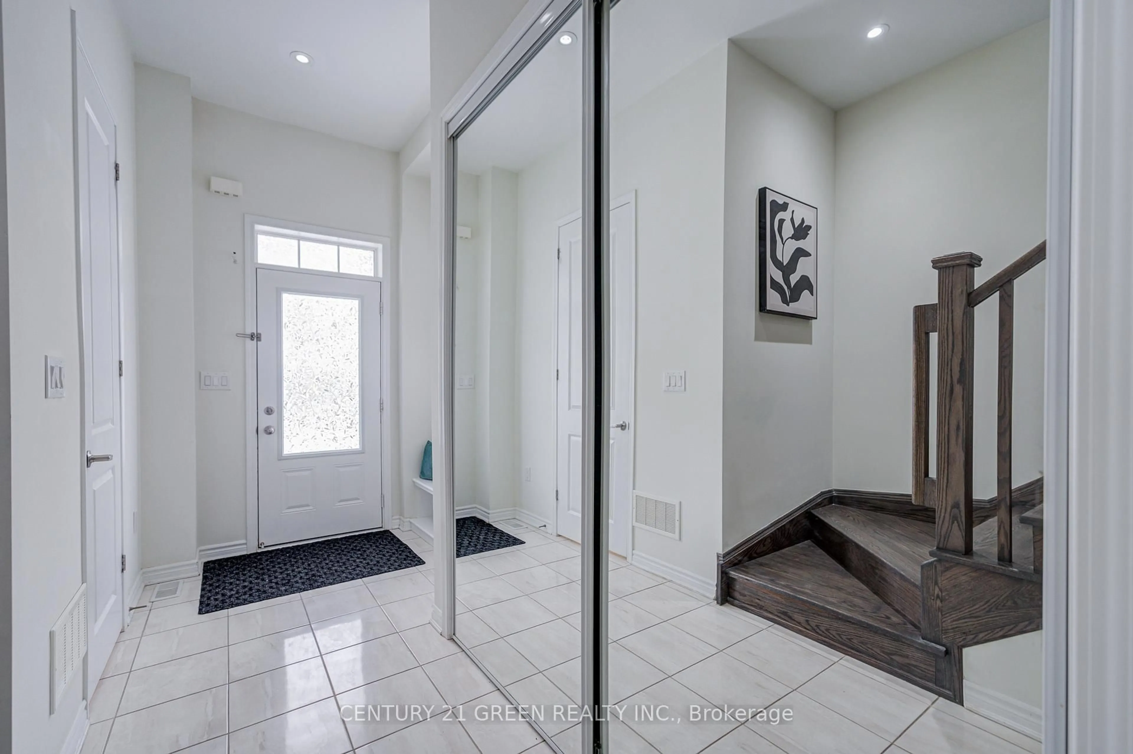 Indoor entryway for 17 Windflower Way, Whitby Ontario L1P 0H9