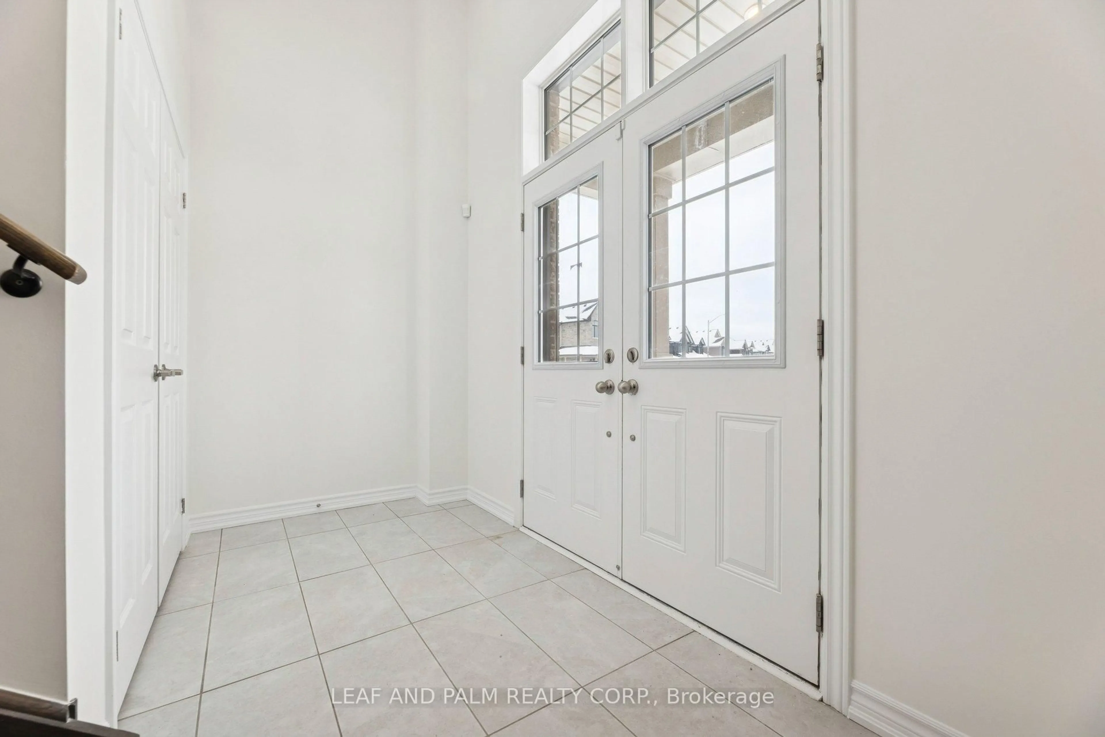 Indoor entryway for 279 Northglen Blvd, Clarington Ontario L1C 7G6