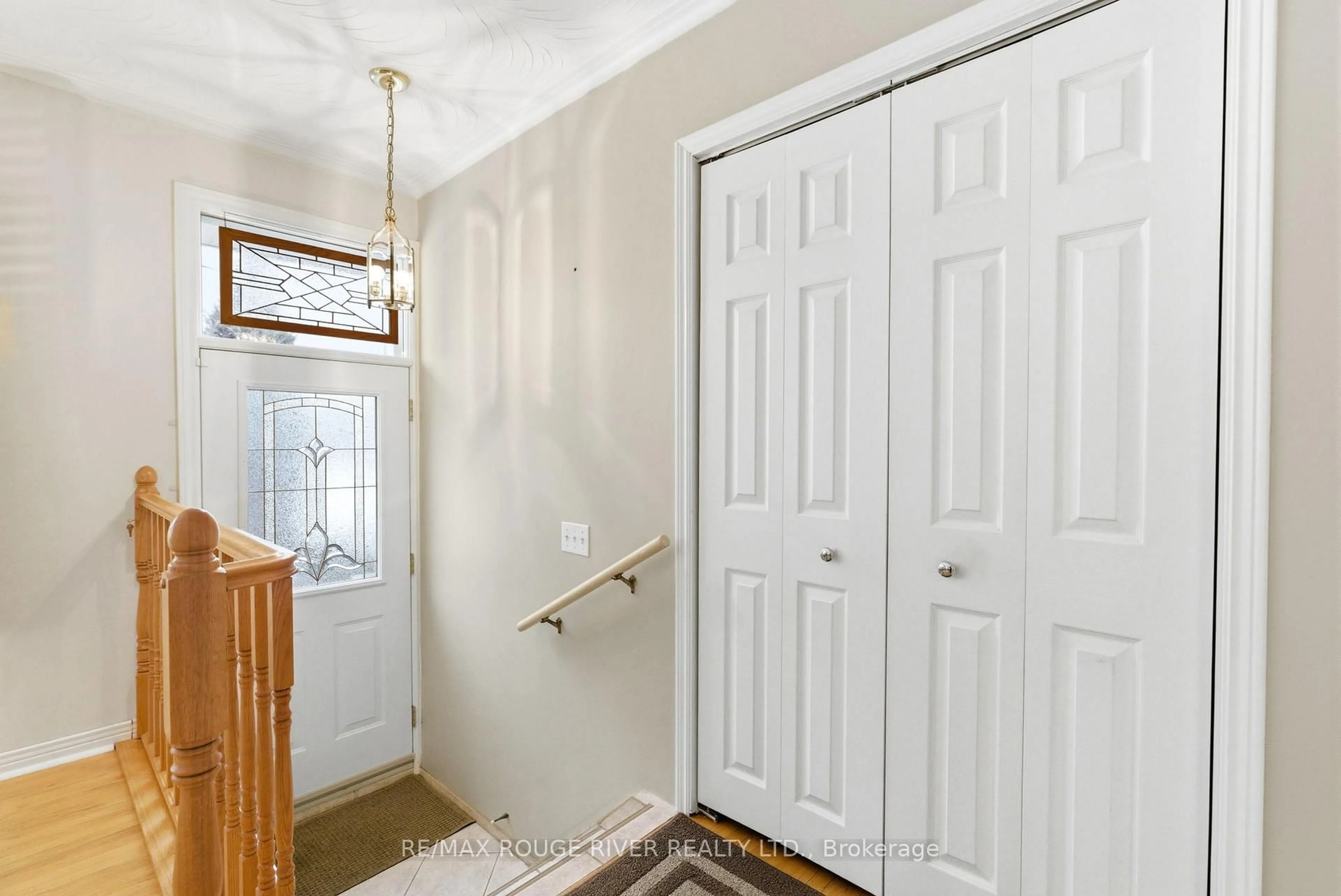 Indoor entryway for 419 Cochrane St, Whitby Ontario L1N 5J6
