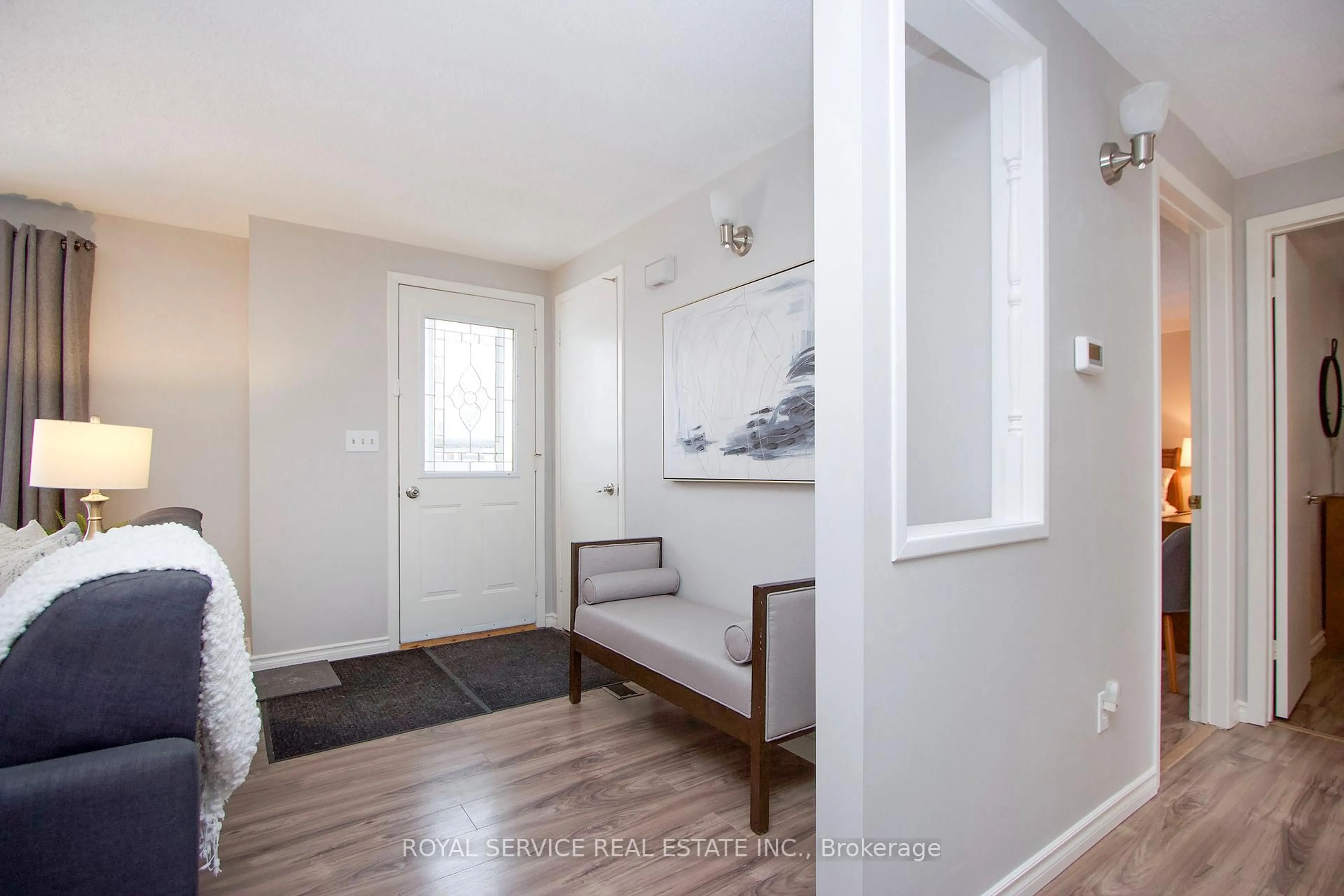 Indoor entryway for 71 Bluffs Rd, Clarington Ontario L1B 1A6