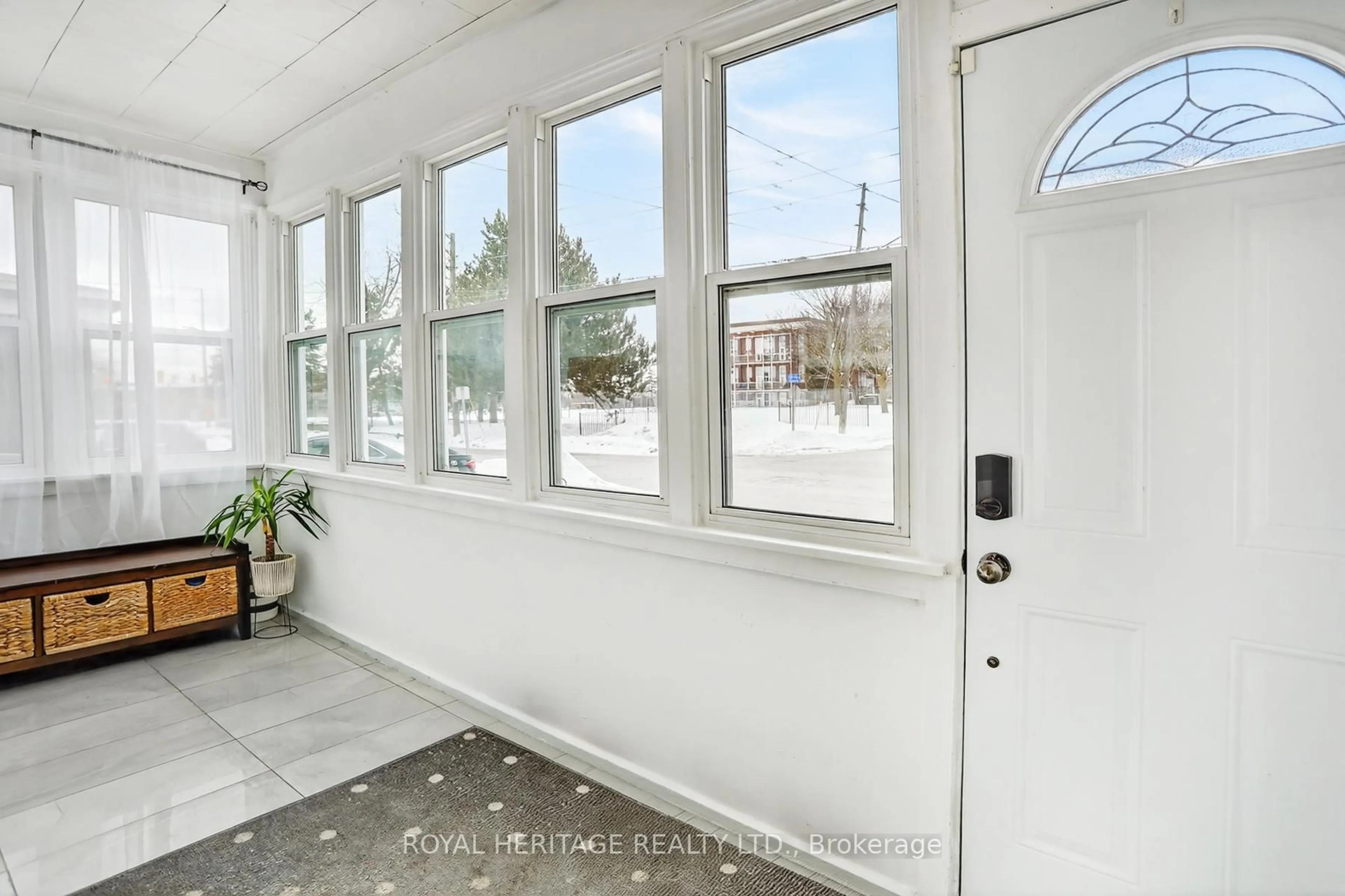 Indoor entryway for 485 Albert St, Oshawa Ontario L1H 4S7
