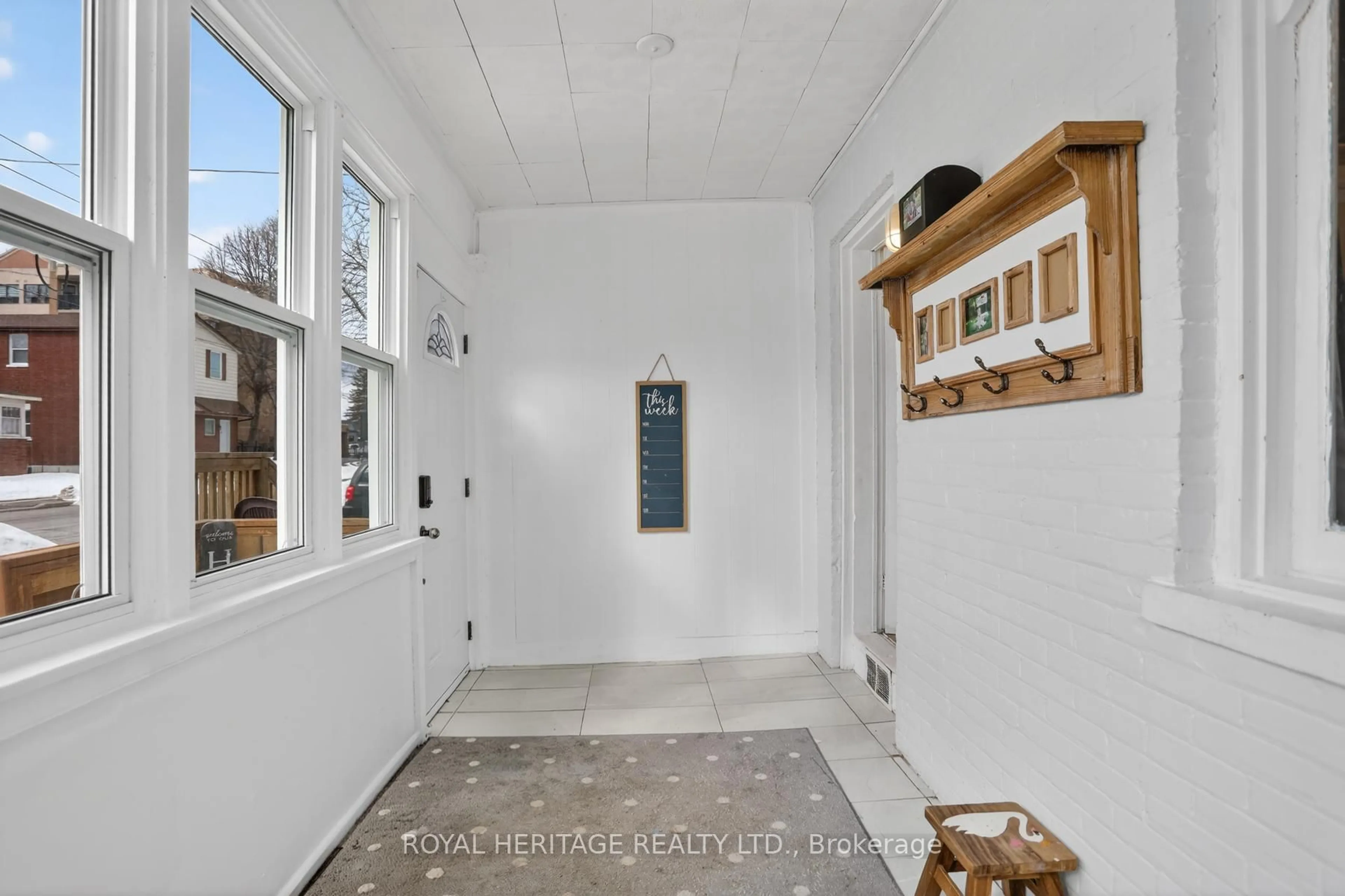 Indoor entryway for 485 Albert St, Oshawa Ontario L1H 4S7