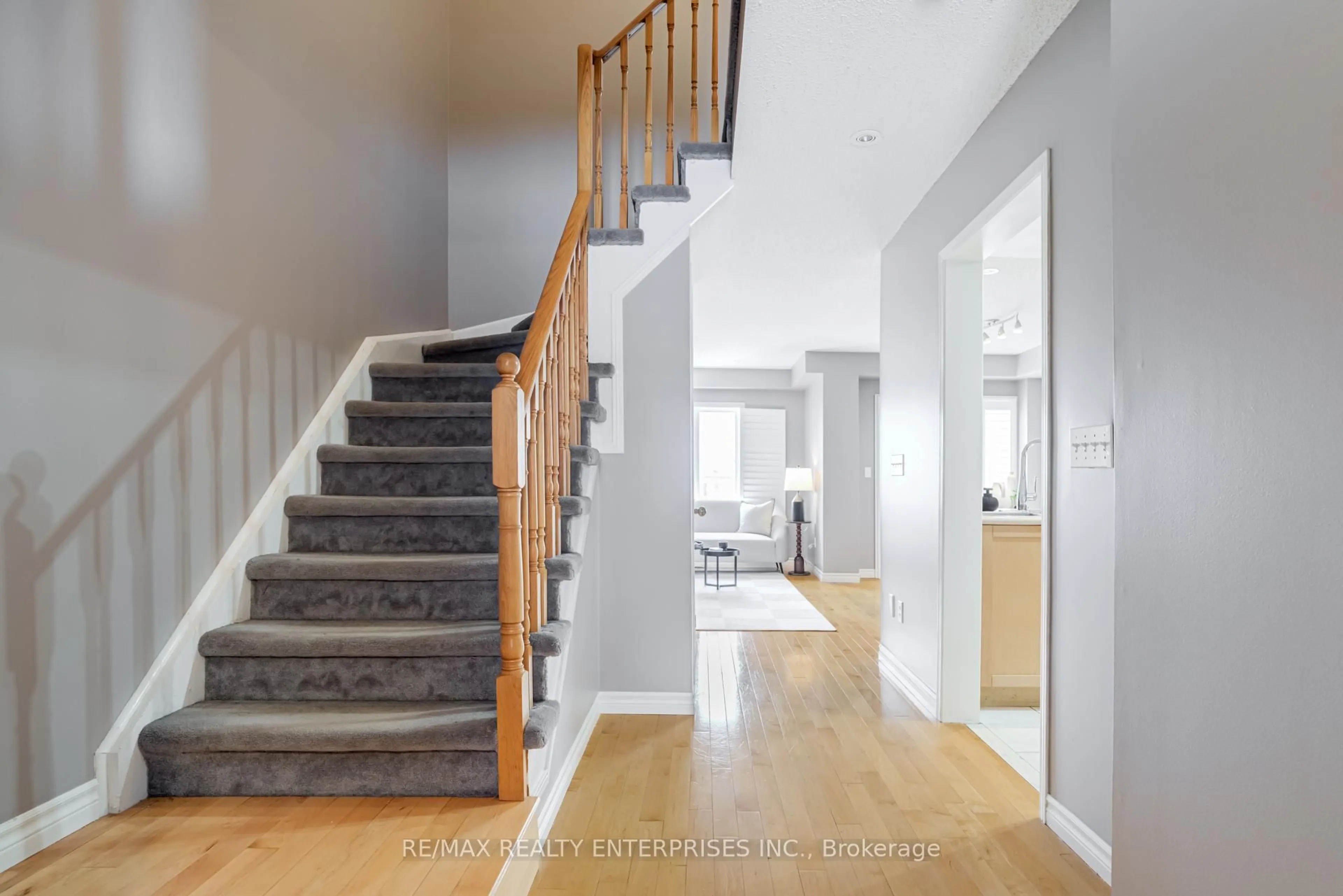 Unknown for 28 Palisades Crt, Whitby Ontario L1N 9T8