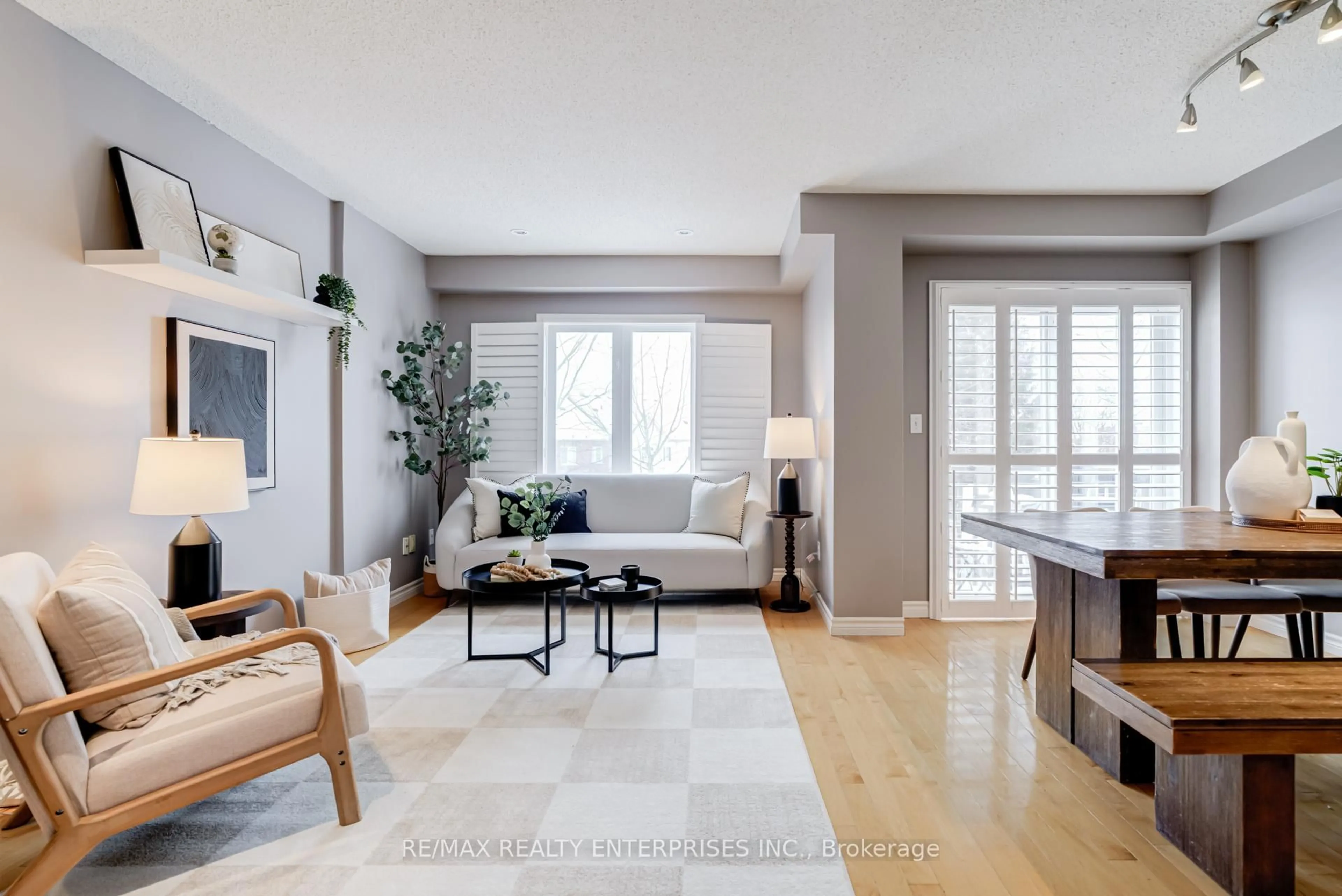 Living room with furniture, unknown for 28 Palisades Crt, Whitby Ontario L1N 9T8