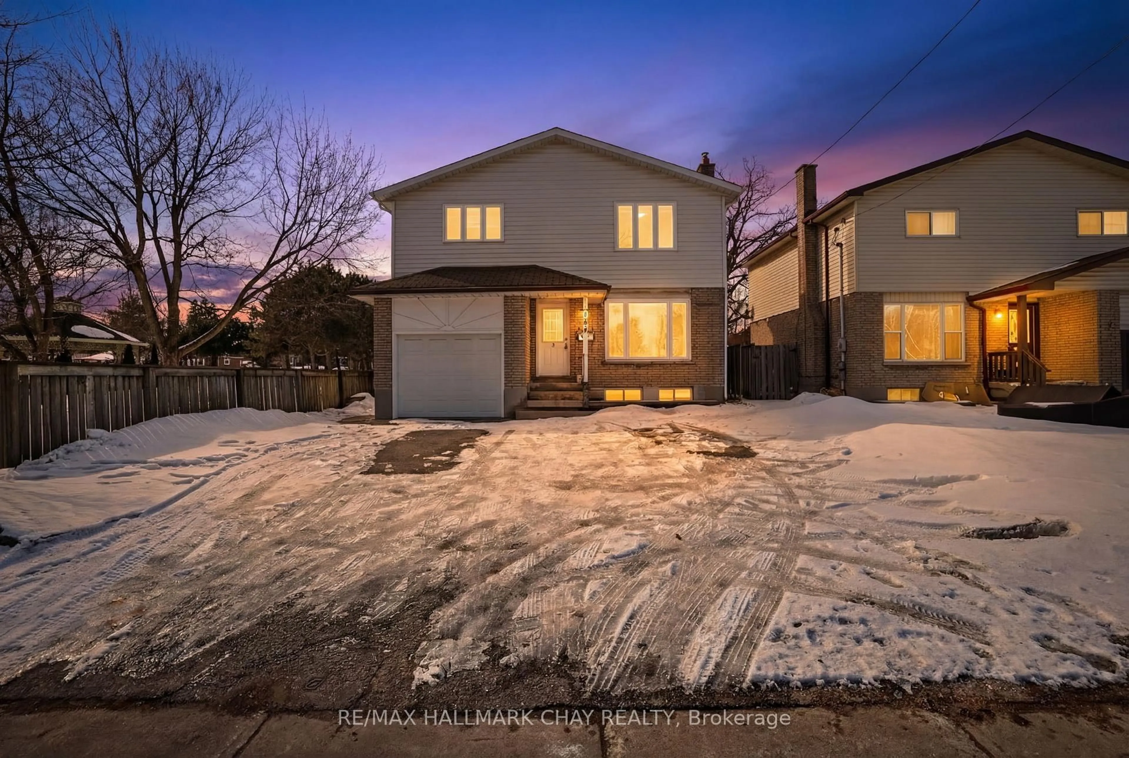 Unknown for 704 Brock St, Whitby Ontario L1N 4L2