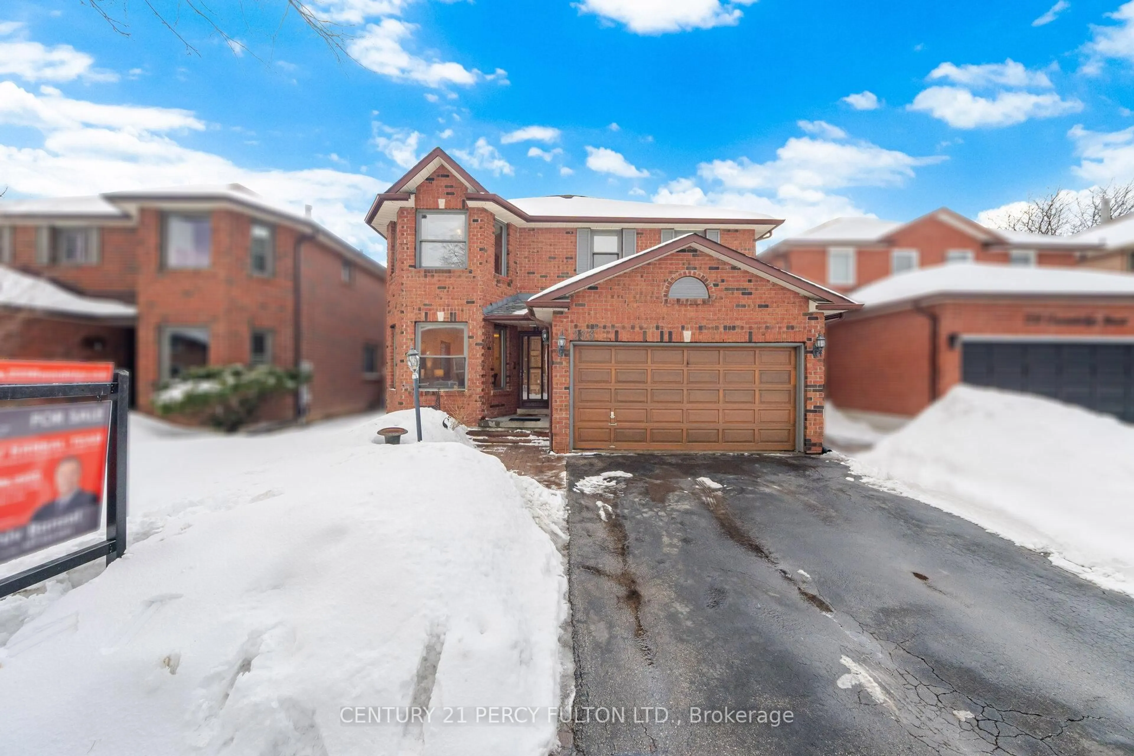 A pic from outside/outdoor area/front of a property/back of a property/a pic from drone, street for 233 Gwendolyn St, Pickering Ontario L1V 4N4