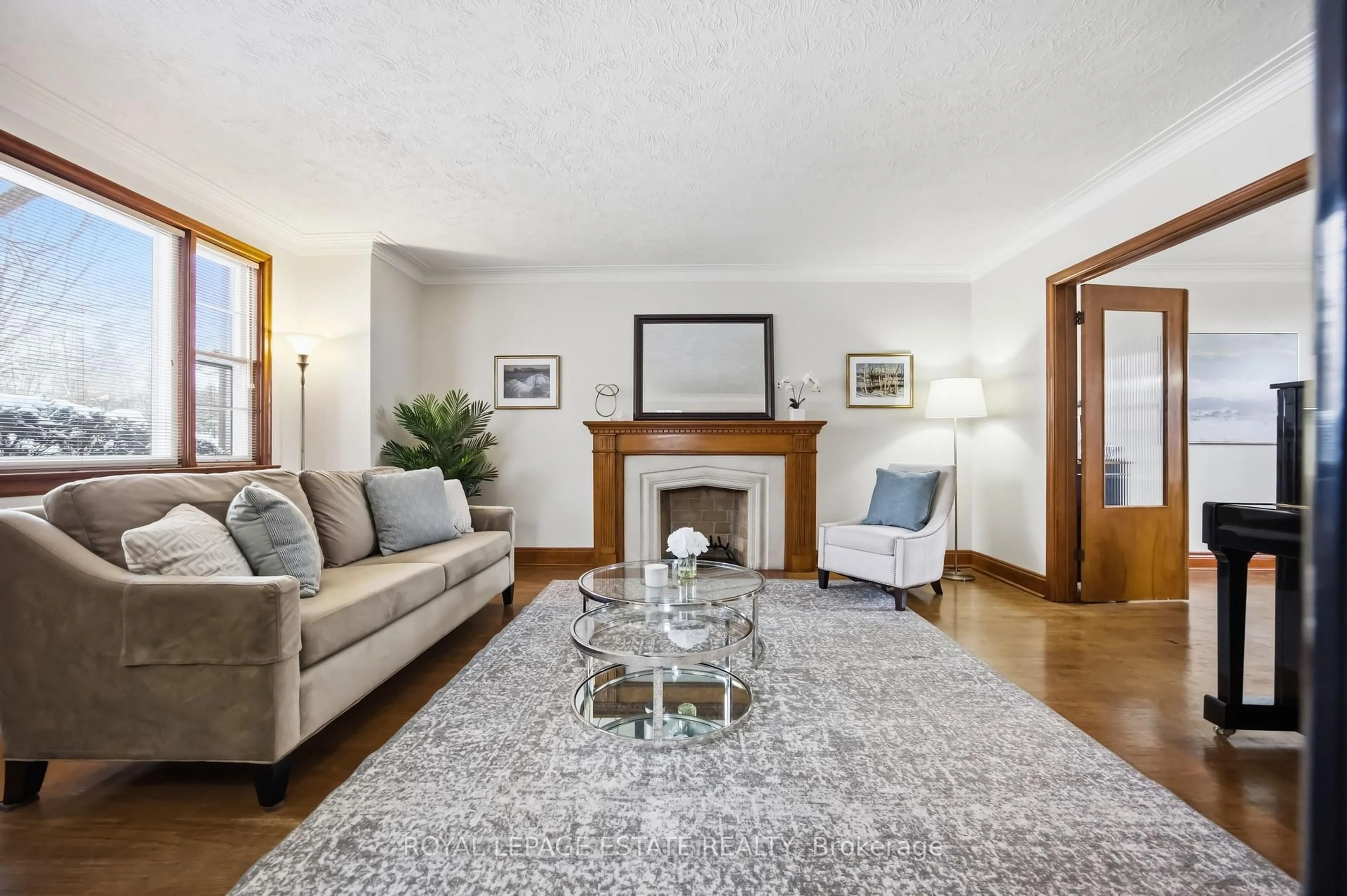 Living room with furniture, unknown for 207 Clonmore Dr, Toronto Ontario M1N 1Y3