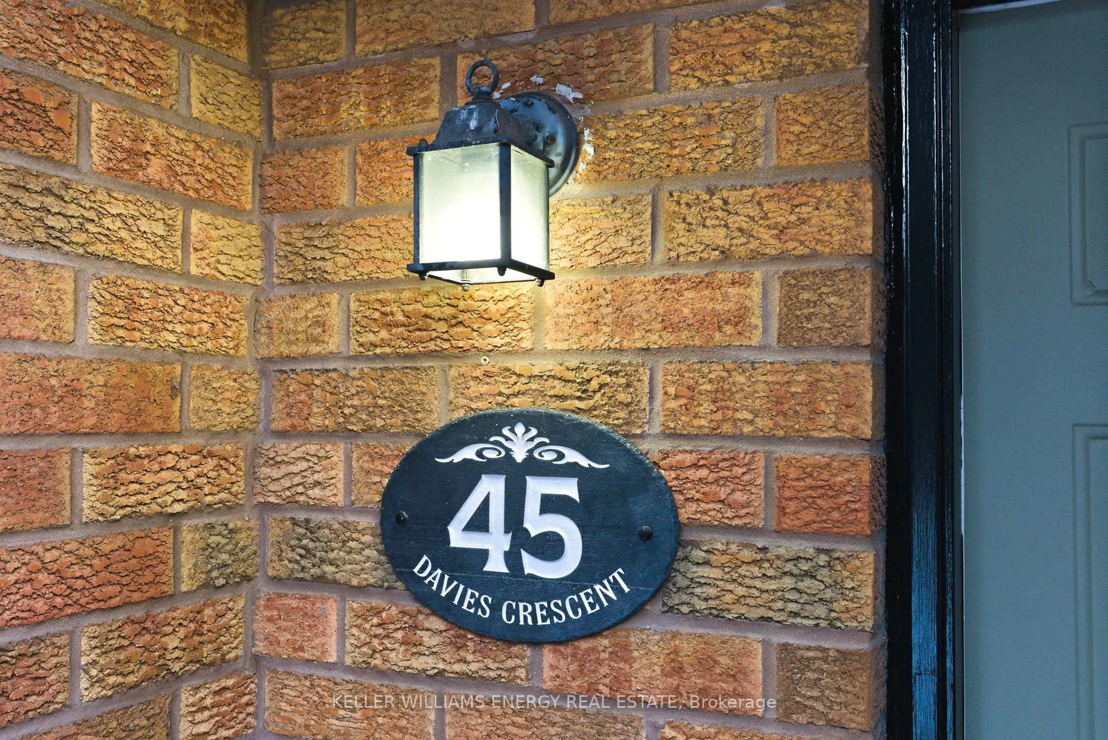 Indoor foyer for 45 Davies Cres, Whitby Ontario L1N 8X4