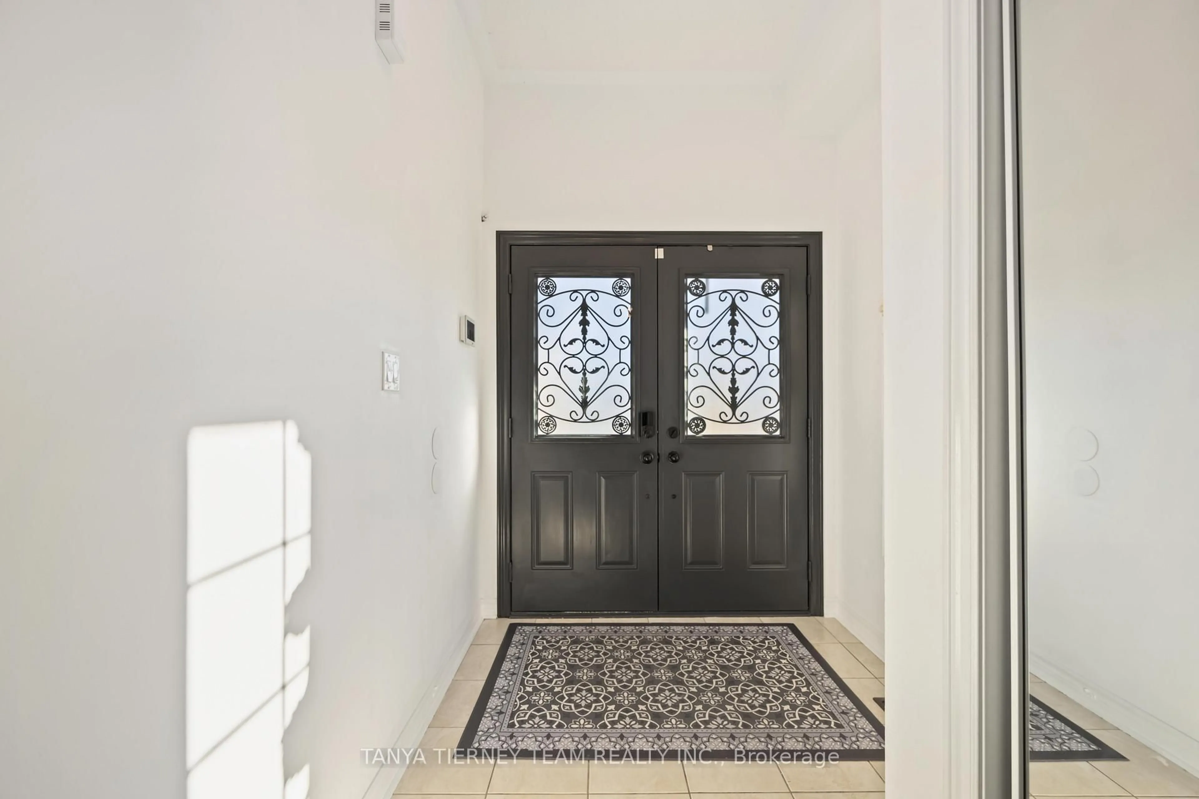 Indoor entryway for 19 Ellerby Crt, Whitby Ontario L1R 0K5