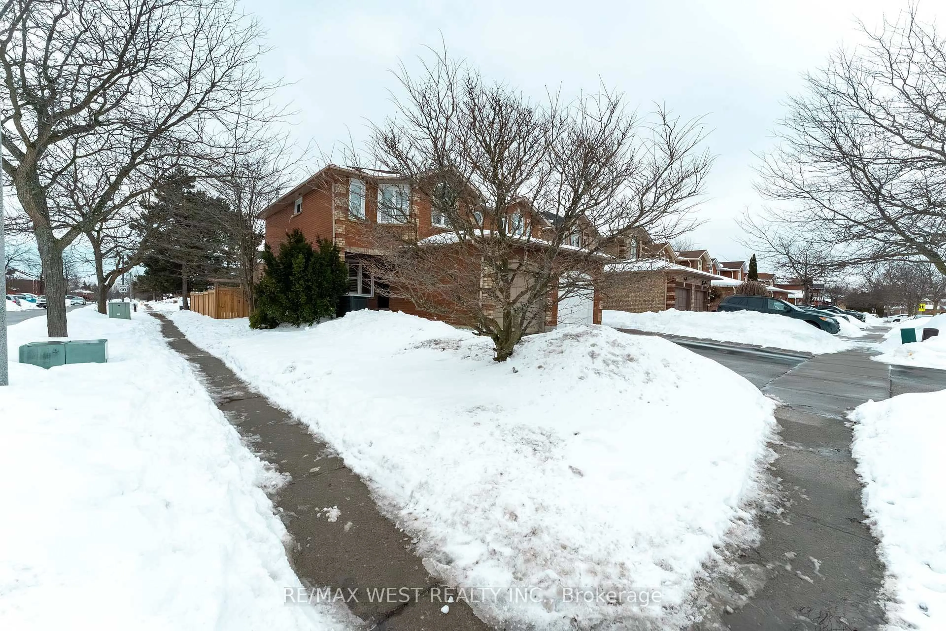 A pic from outside/outdoor area/front of a property/back of a property/a pic from drone, street for 1977 Pine Grove Ave, Pickering Ontario L1V 6R5