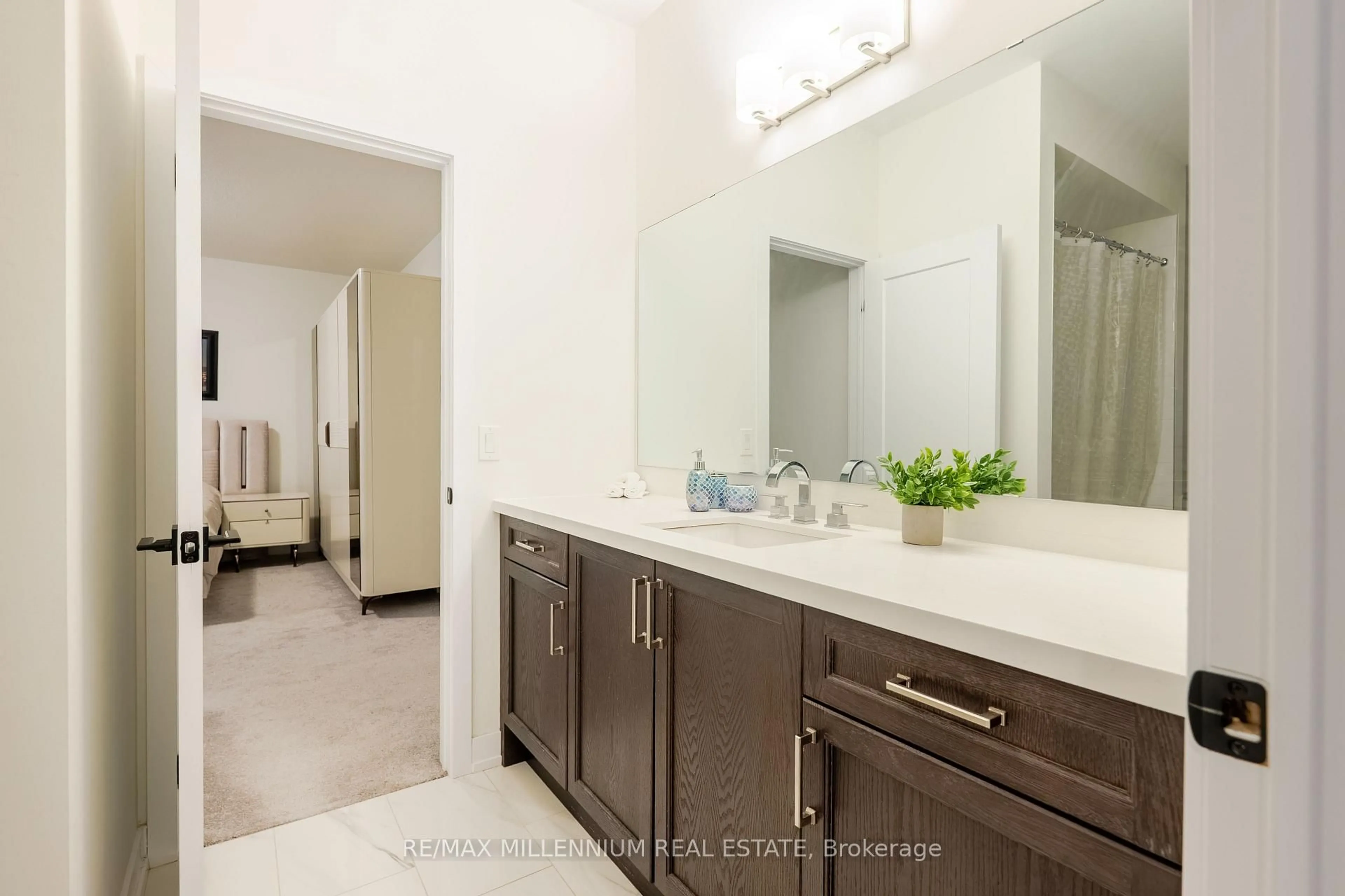 Contemporary bathroom, ceramic/tile floor for 1011 Dyas Ave, Oshawa Ontario L1L 0V4