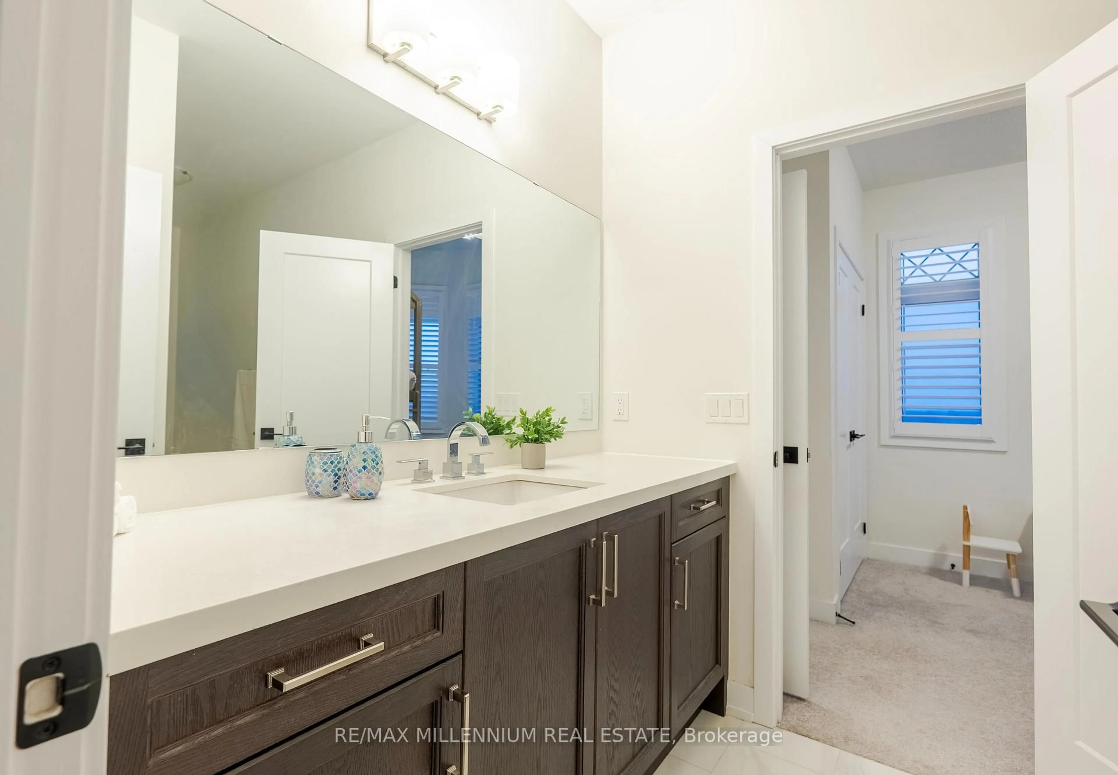 Contemporary bathroom, ceramic/tile floor for 1011 Dyas Ave, Oshawa Ontario L1L 0V4