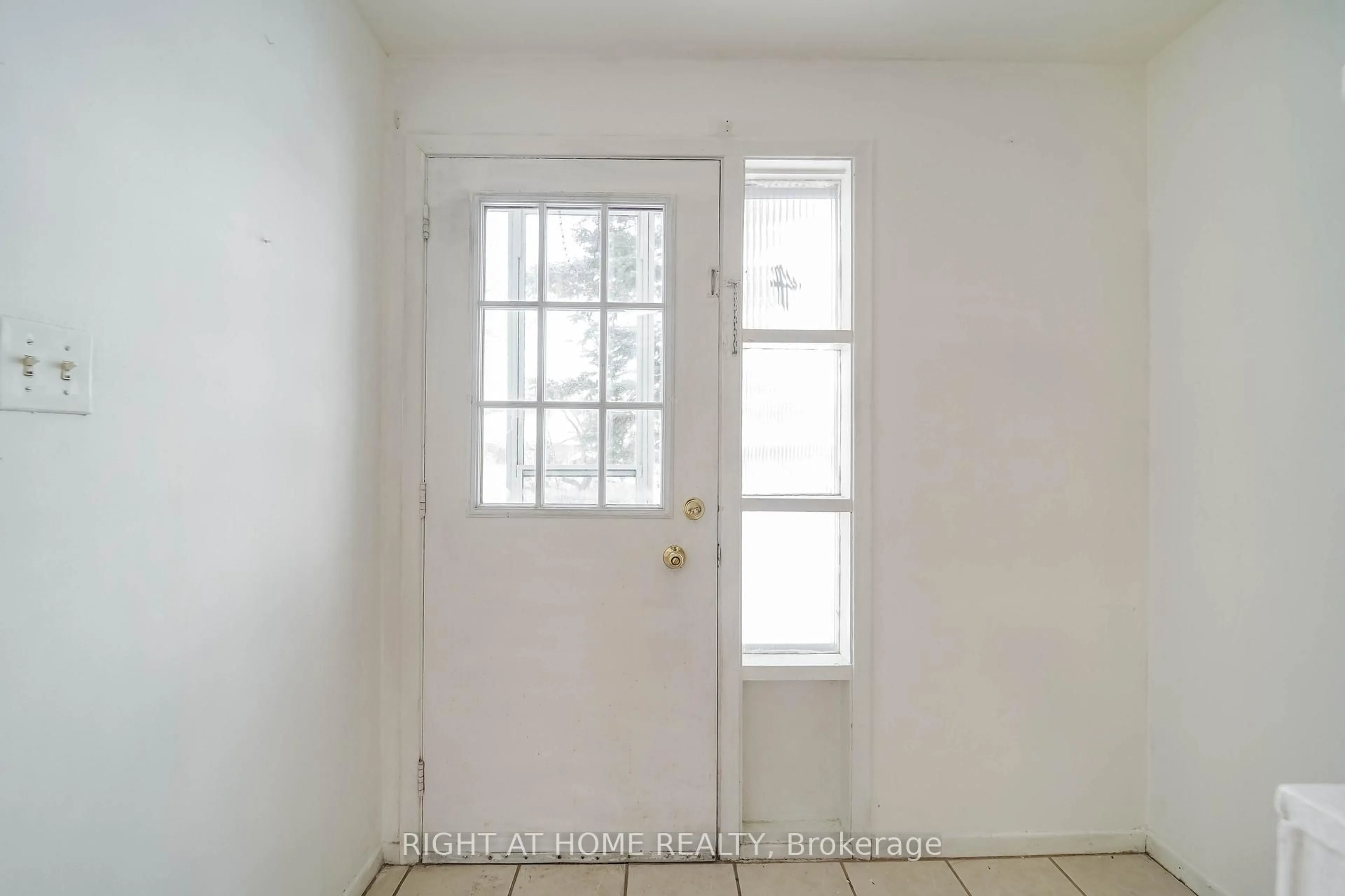 Indoor entryway for 4 Pender Cres, Toronto Ontario M1T 2M7