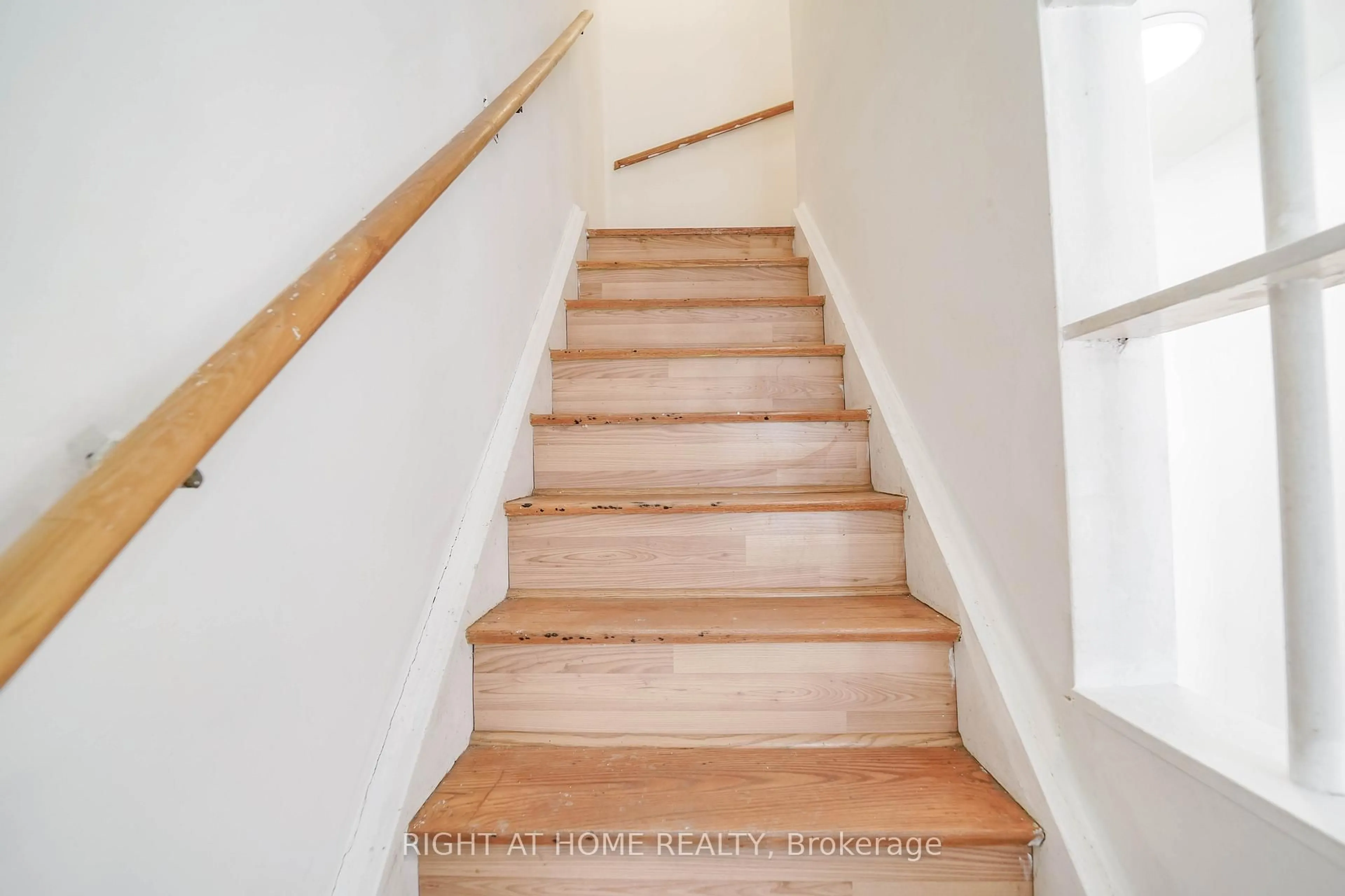 Stairs for 4 Pender Cres, Toronto Ontario M1T 2M7