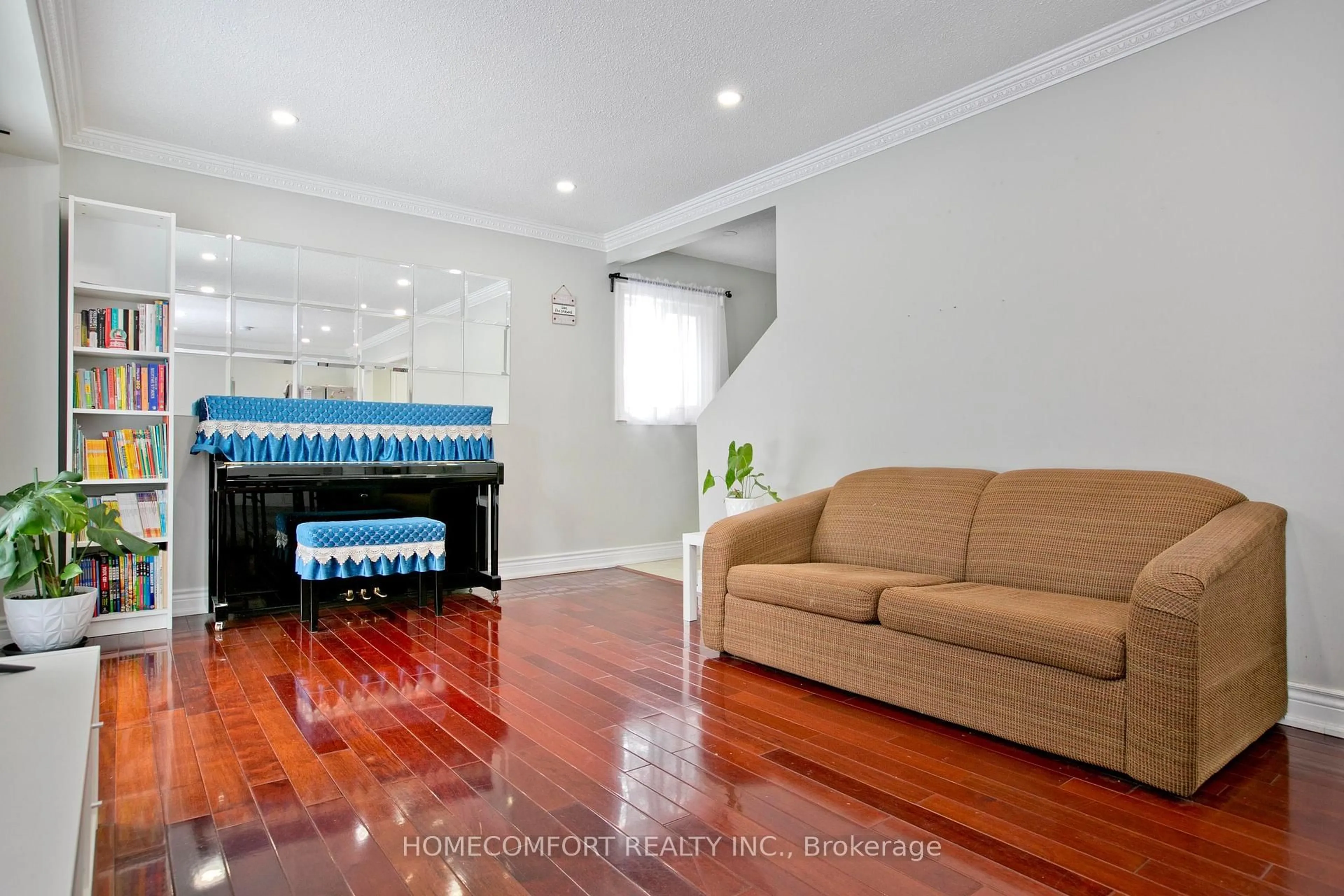 Living room with furniture, wood/laminate floor for 170 John Tabor Tr, Toronto Ontario M1B 2R1