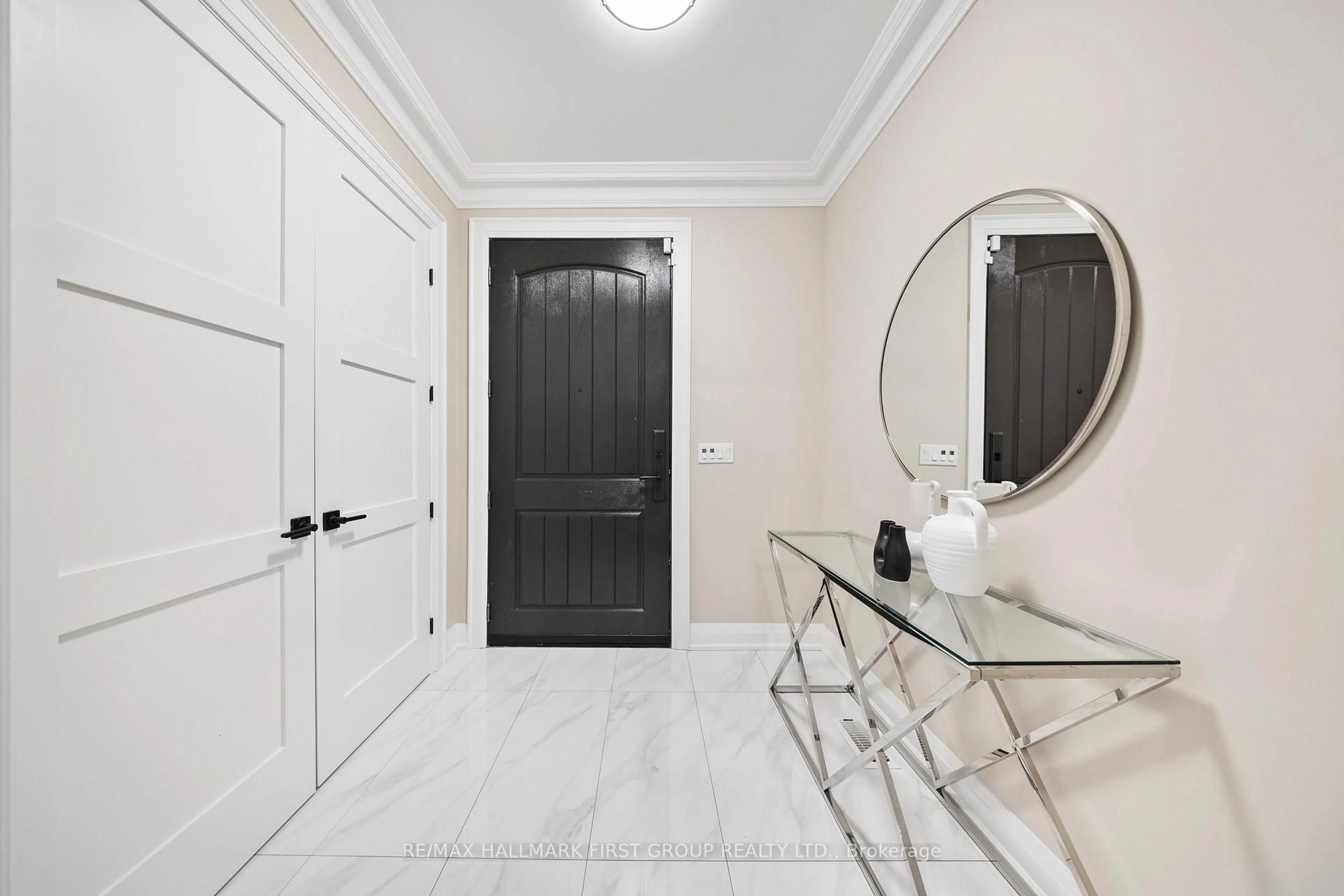 Indoor entryway for 732 Hillview Cres, Pickering Ontario L1W 2R8