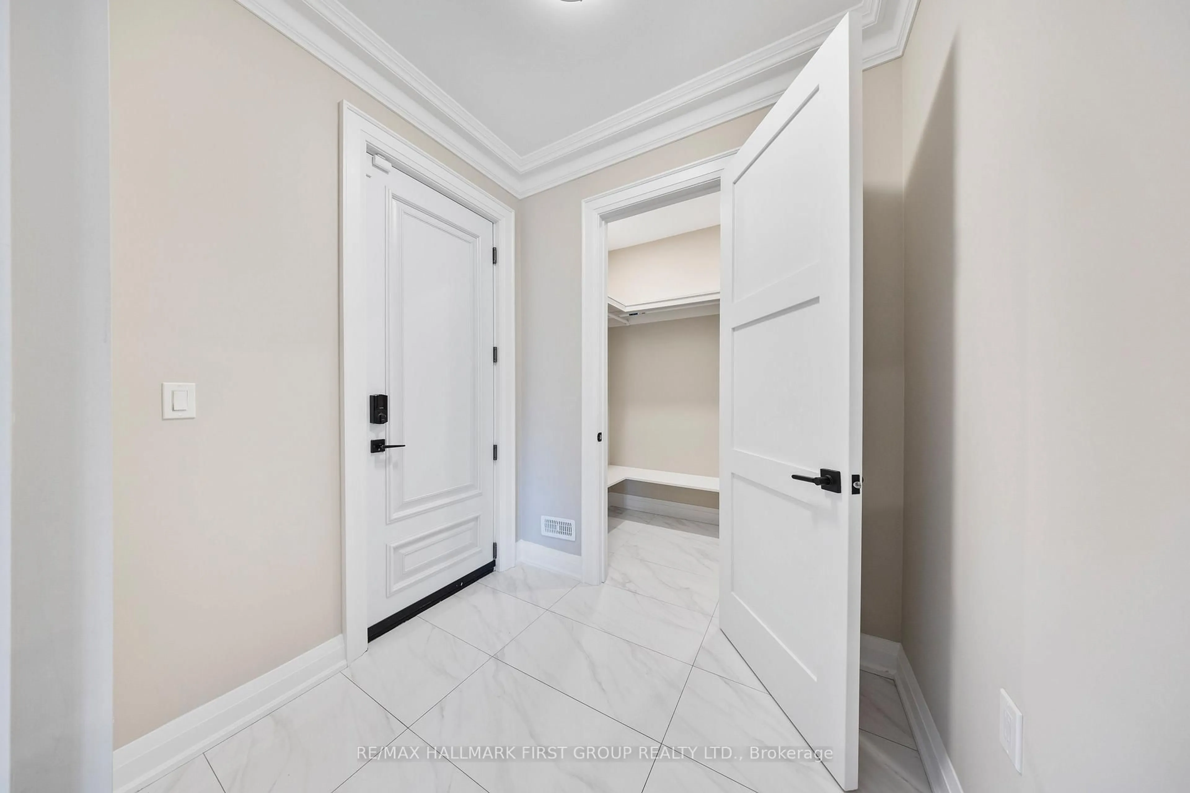 Indoor entryway for 732 Hillview Cres, Pickering Ontario L1W 2R8
